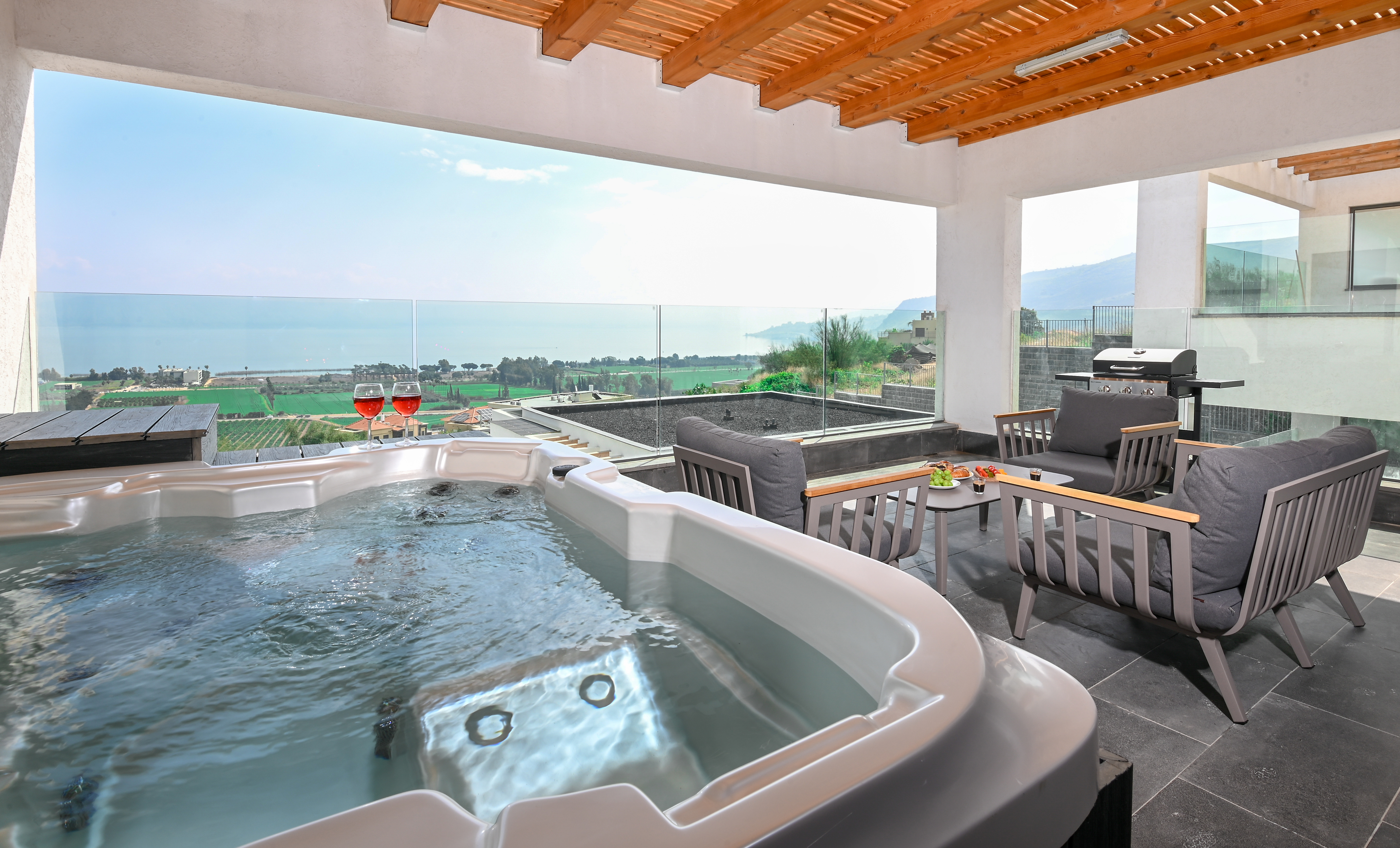 YalaRent C Kinneret 17- A 2BR APT with a Jacuzzi