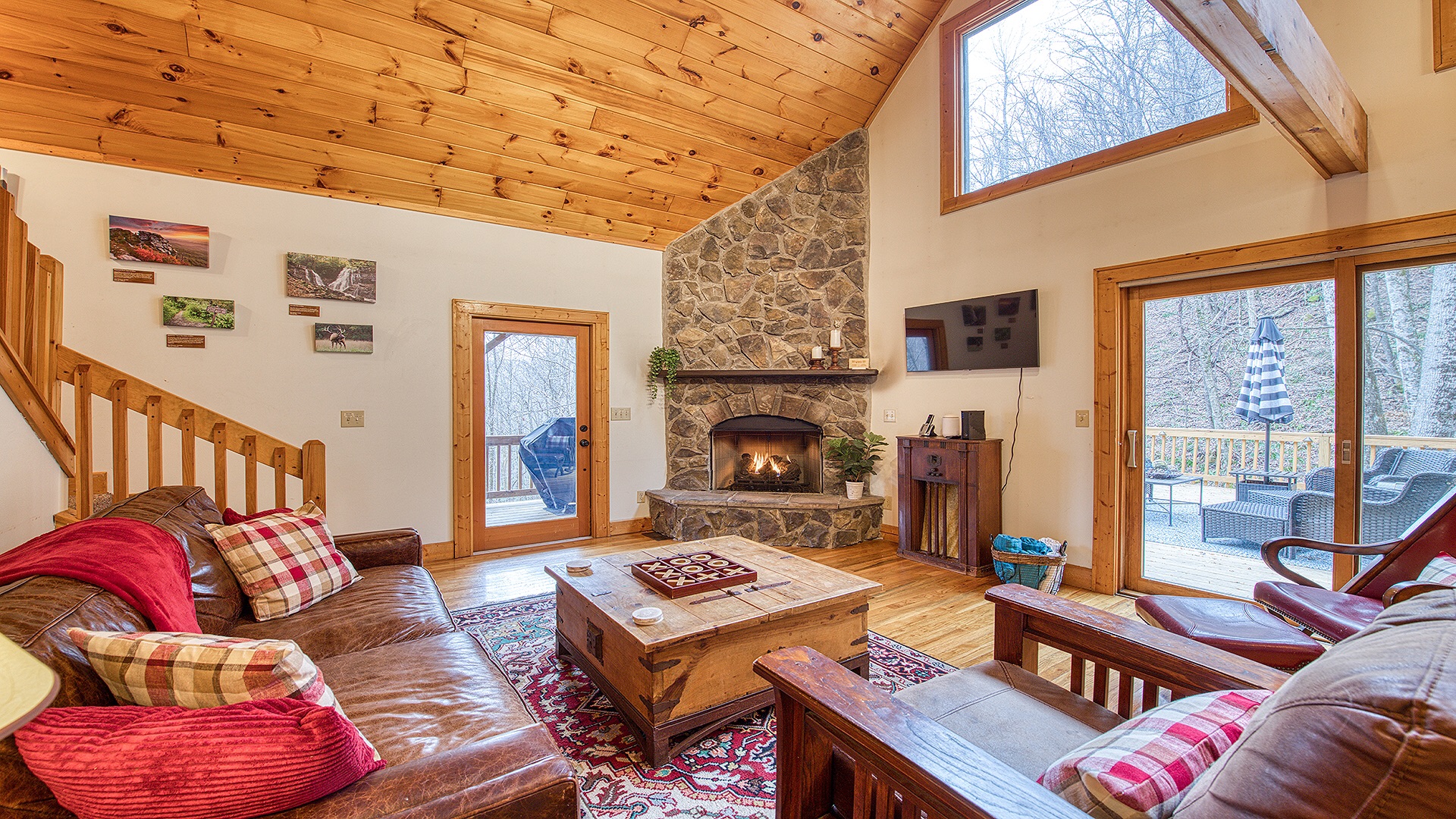 Cardinals on the Creek Cabin-Hot Tub, Pet-Friendly - Cabins for