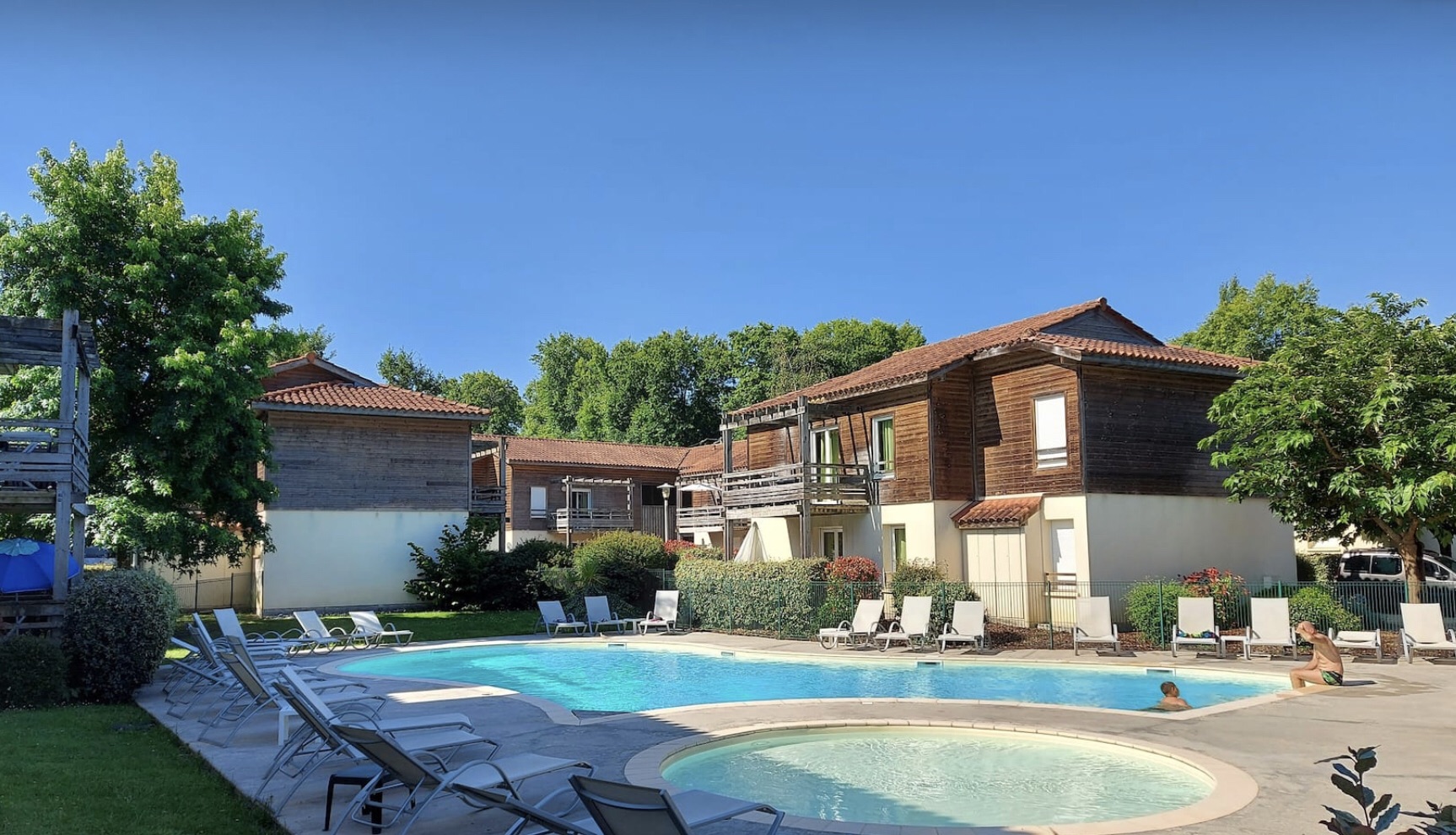 Very bright T2, South facing , covered terrace