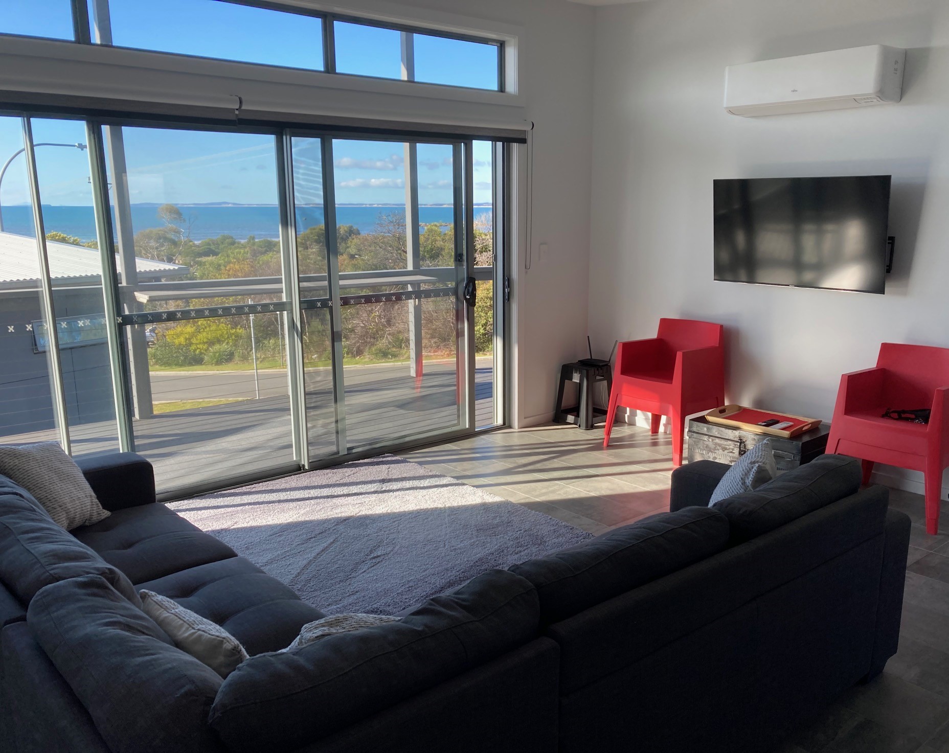 1B Central Bridport Beach Location with Sea View