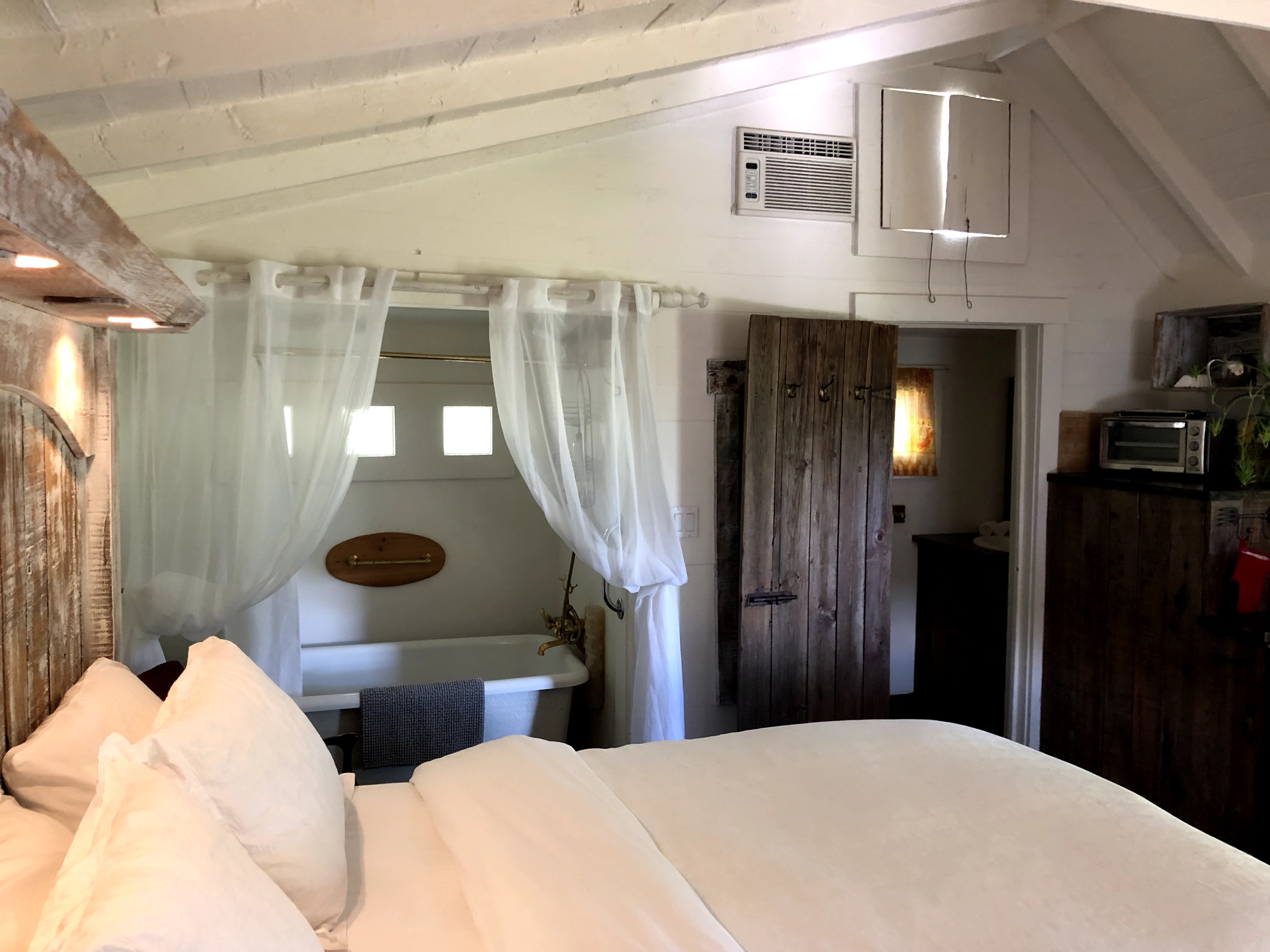 Little House on Pottery Road Cozy! Cabins for Rent in Vernon, British