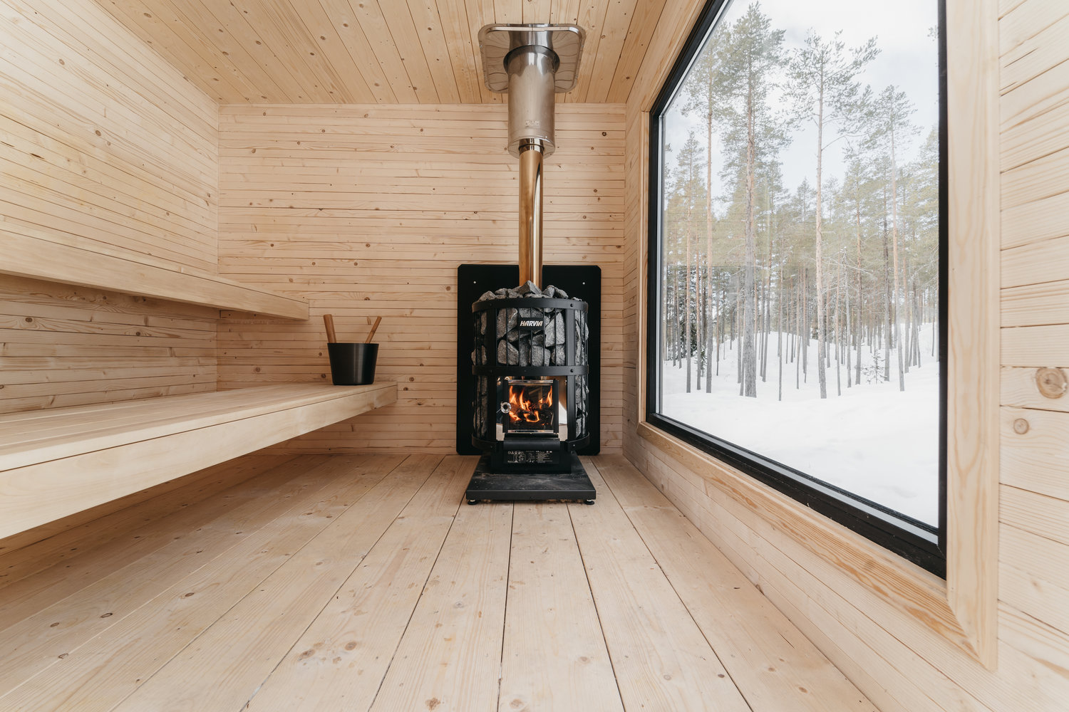 Lakeside log cabin & forest with unique wood fired sauna