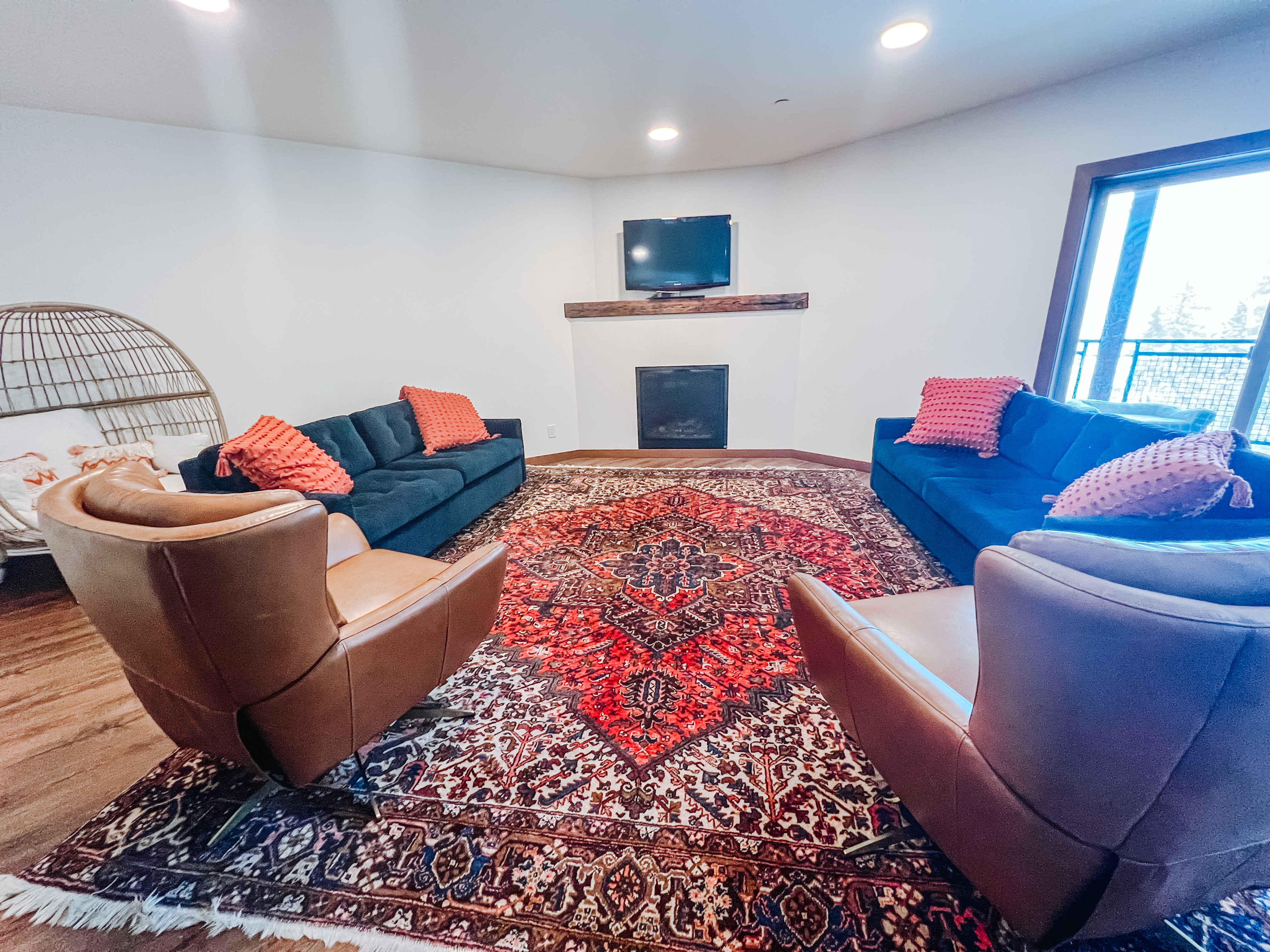 Sleeps 8 w/Indoor Parking Next to Skibowl, Pool