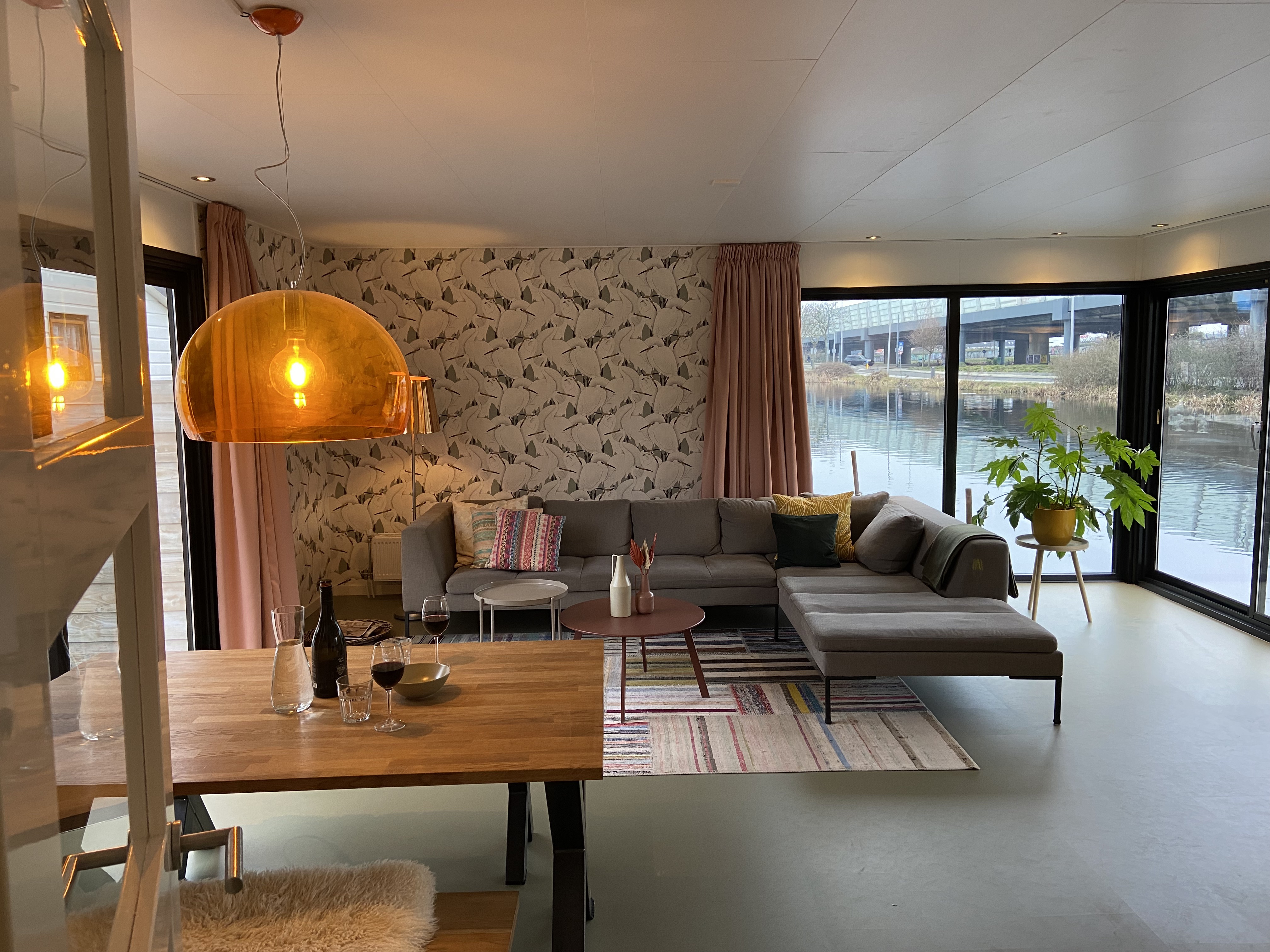 Unieke woonark met privétuin en free parking. — Rotterdam stay