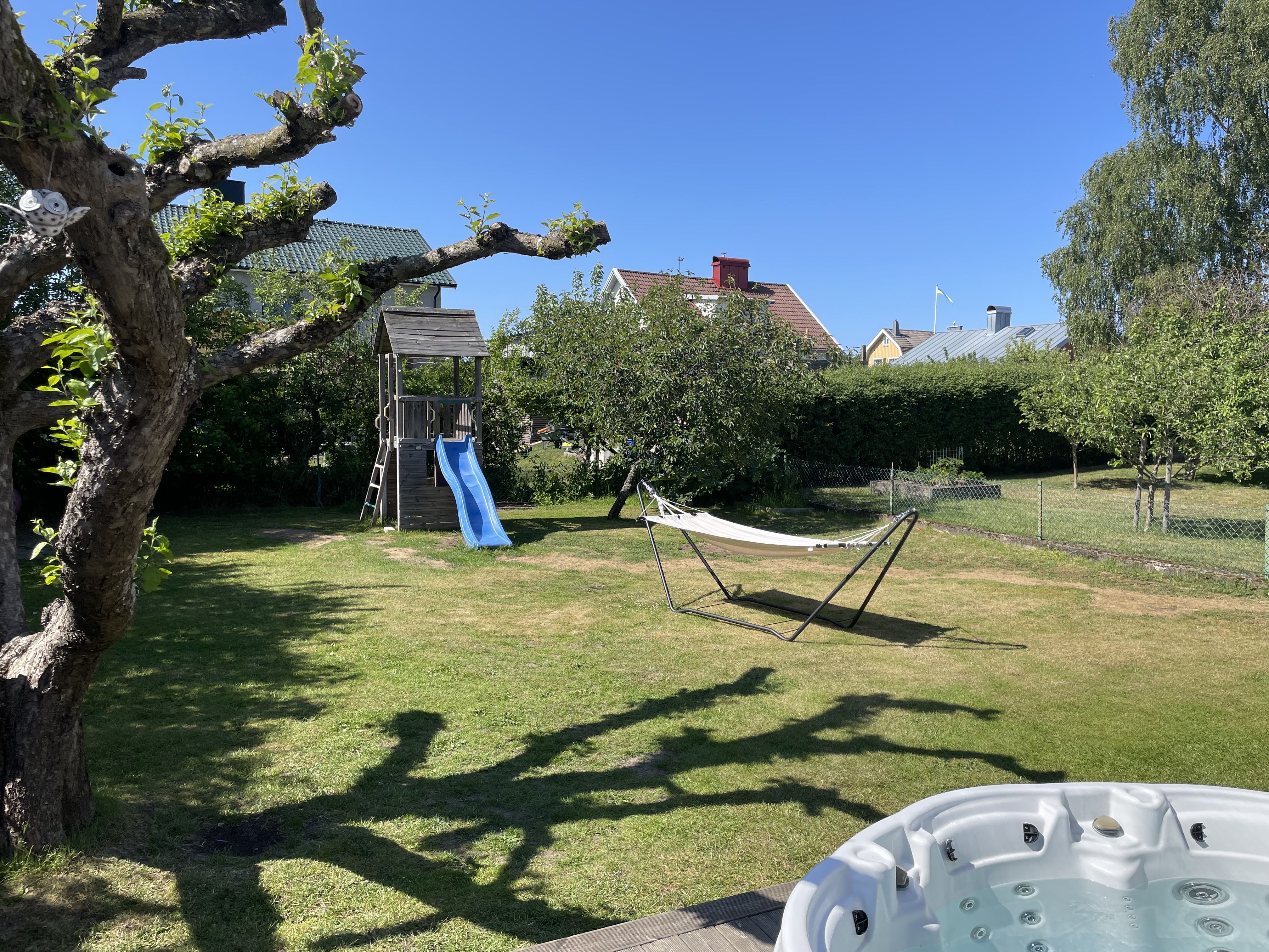 House with hot tub and garden near town