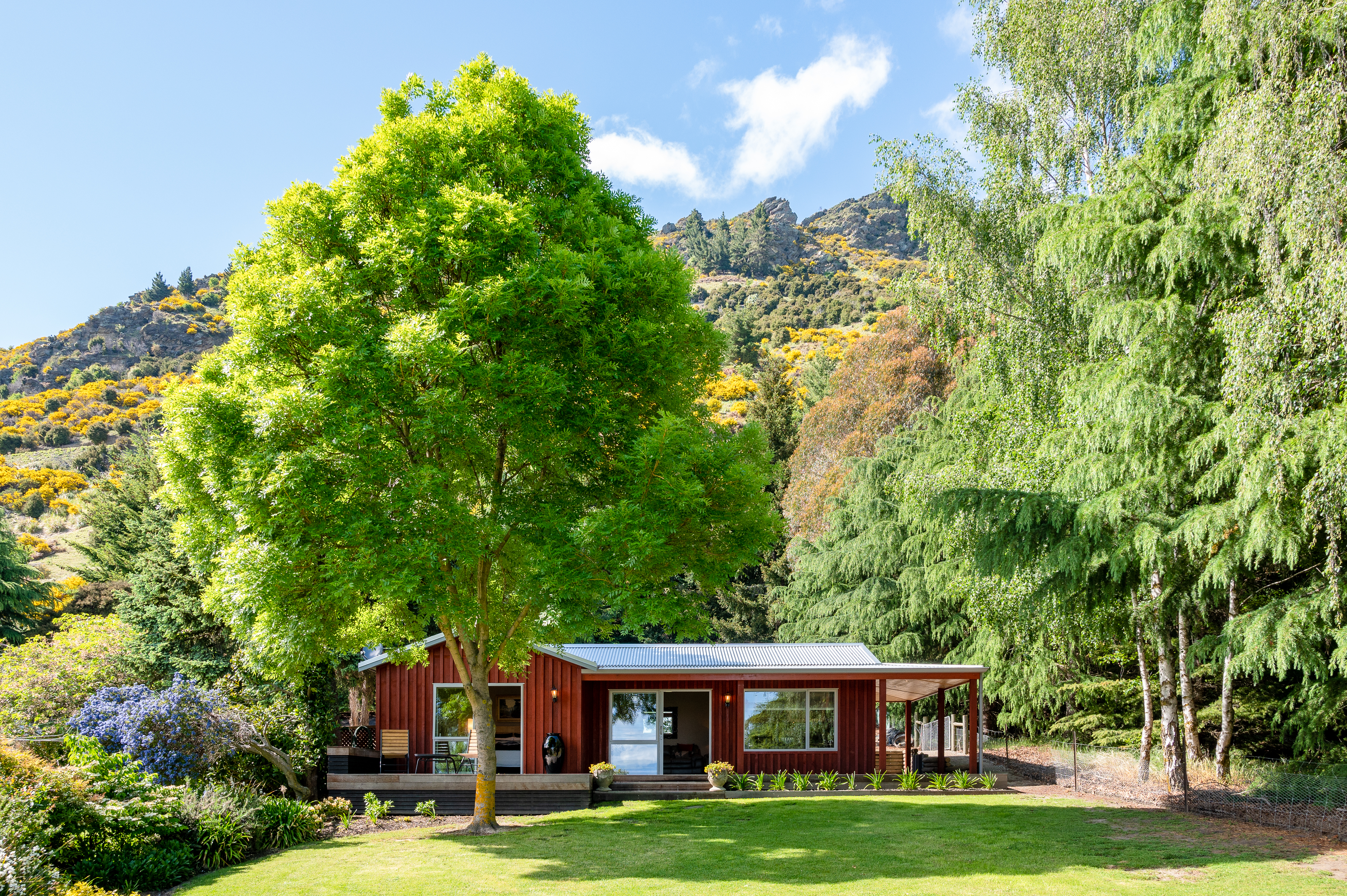 Private cottage with stunning mountain views