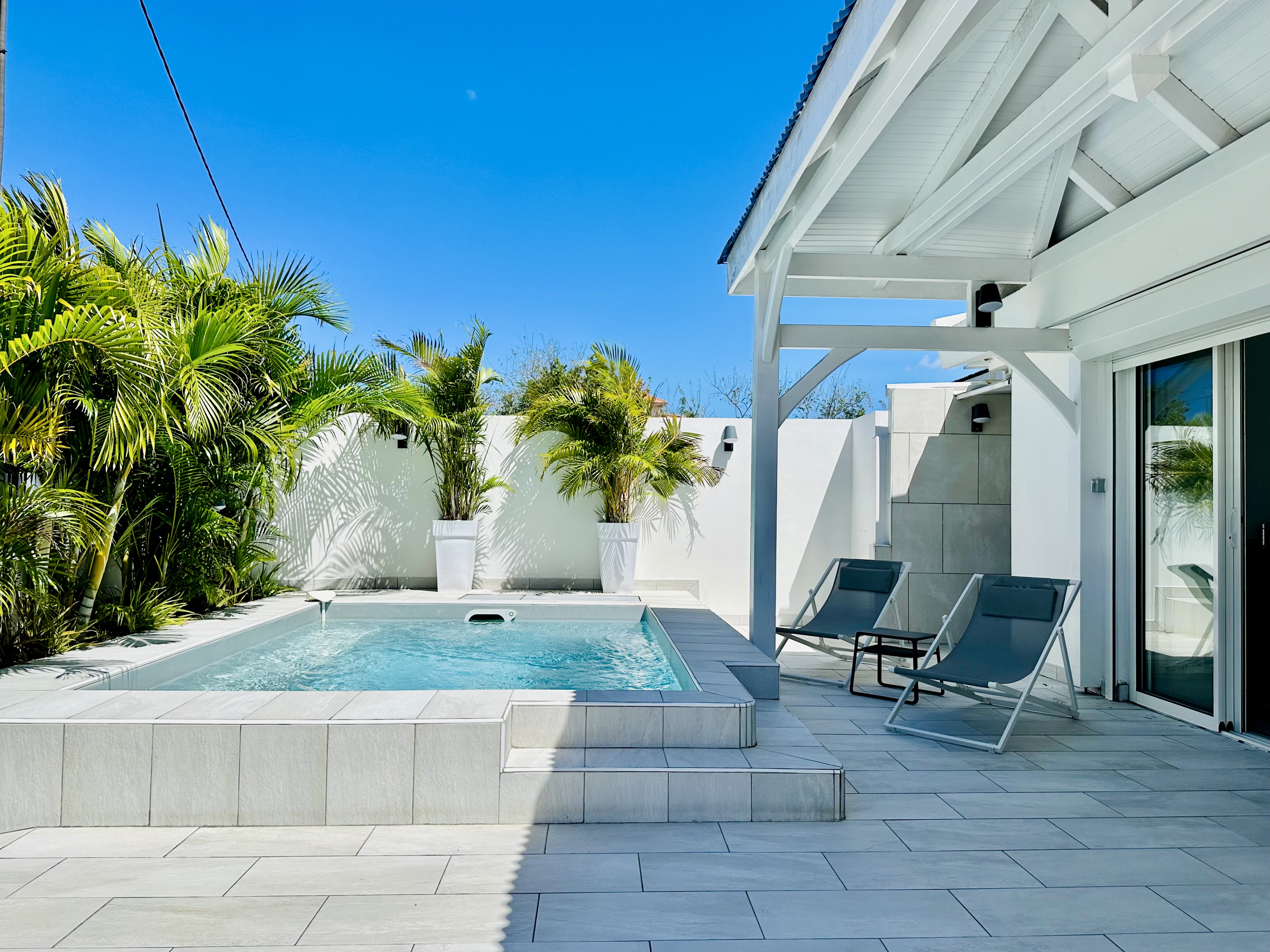 Renovated luxury apt, beach 200m away, private pool