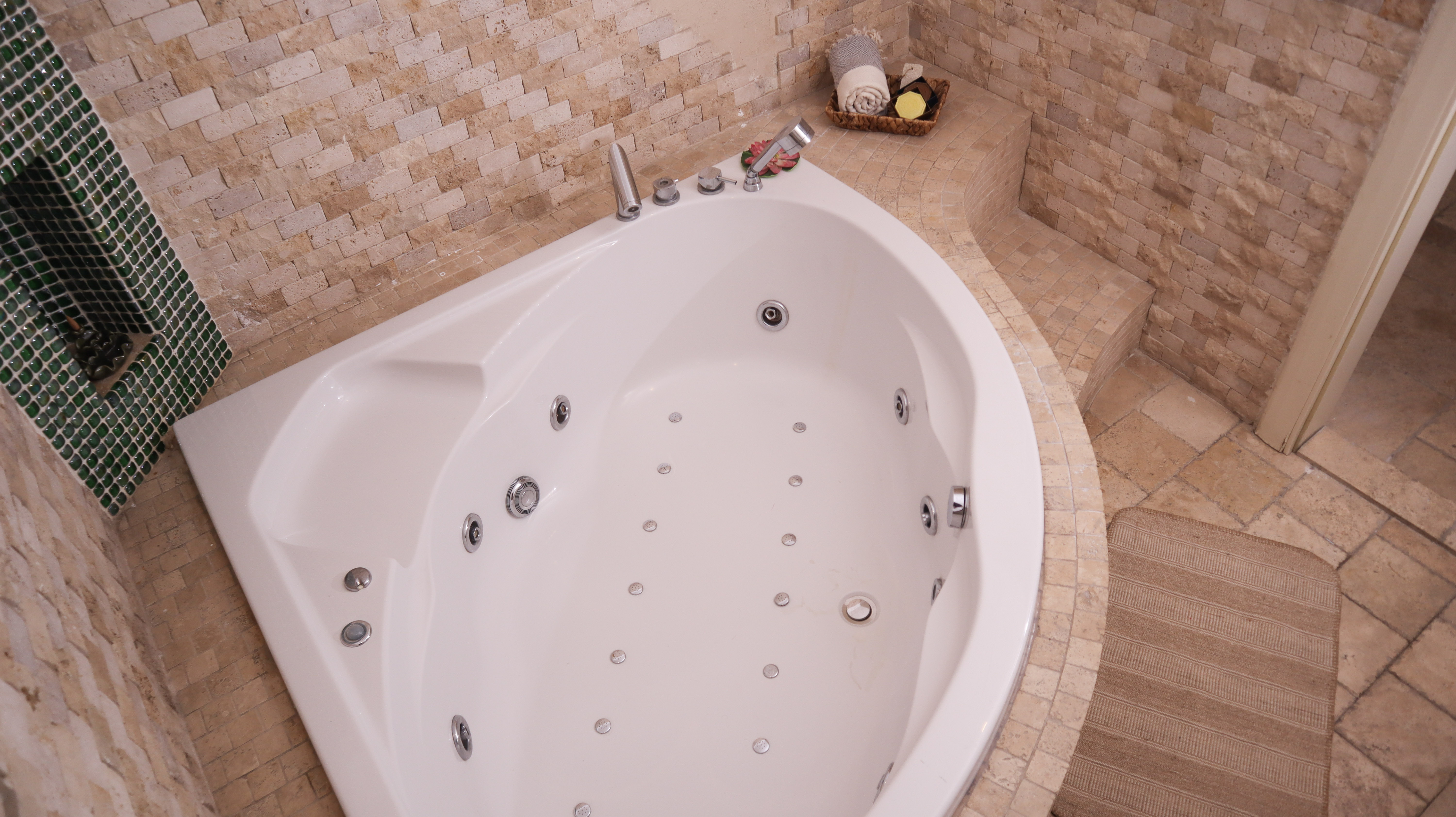 Jacuzzi and Sauna inside the flat, just for you