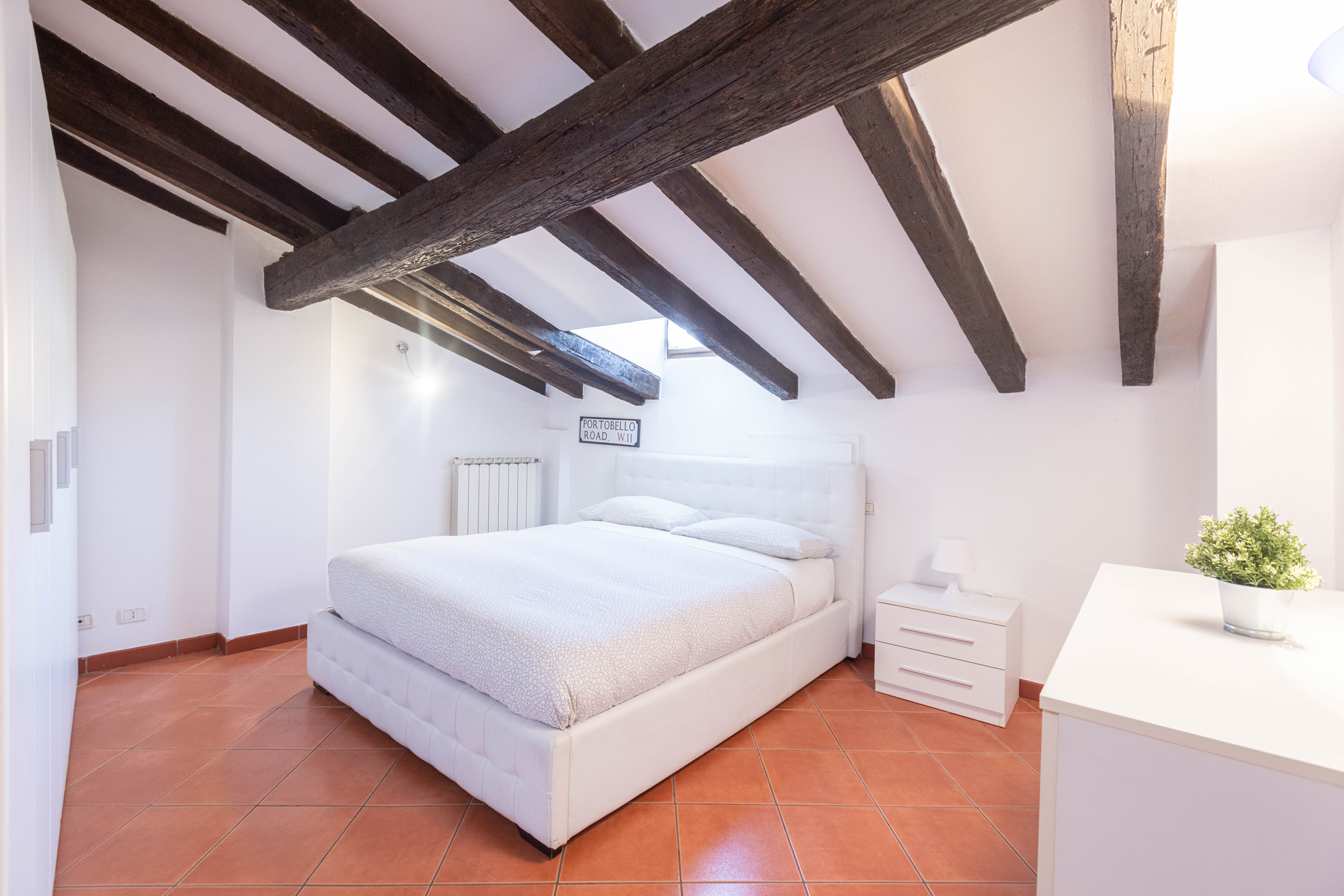 Elegant 2-BR Penthouse with Balcony in City Center in Porto - Saragozza, Bologna