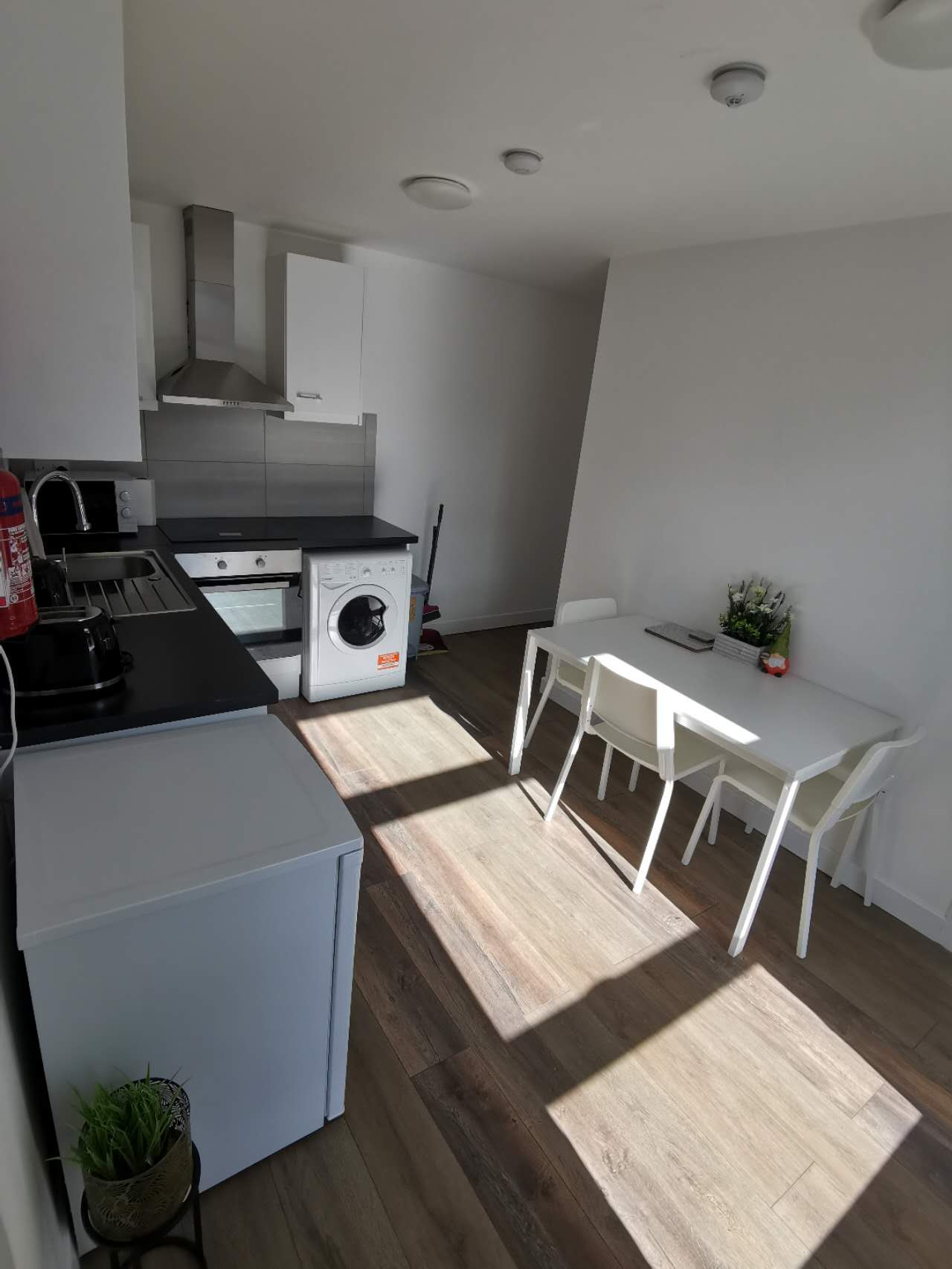 Heart of downtown Triple-bed with Kitchen&Bathroom