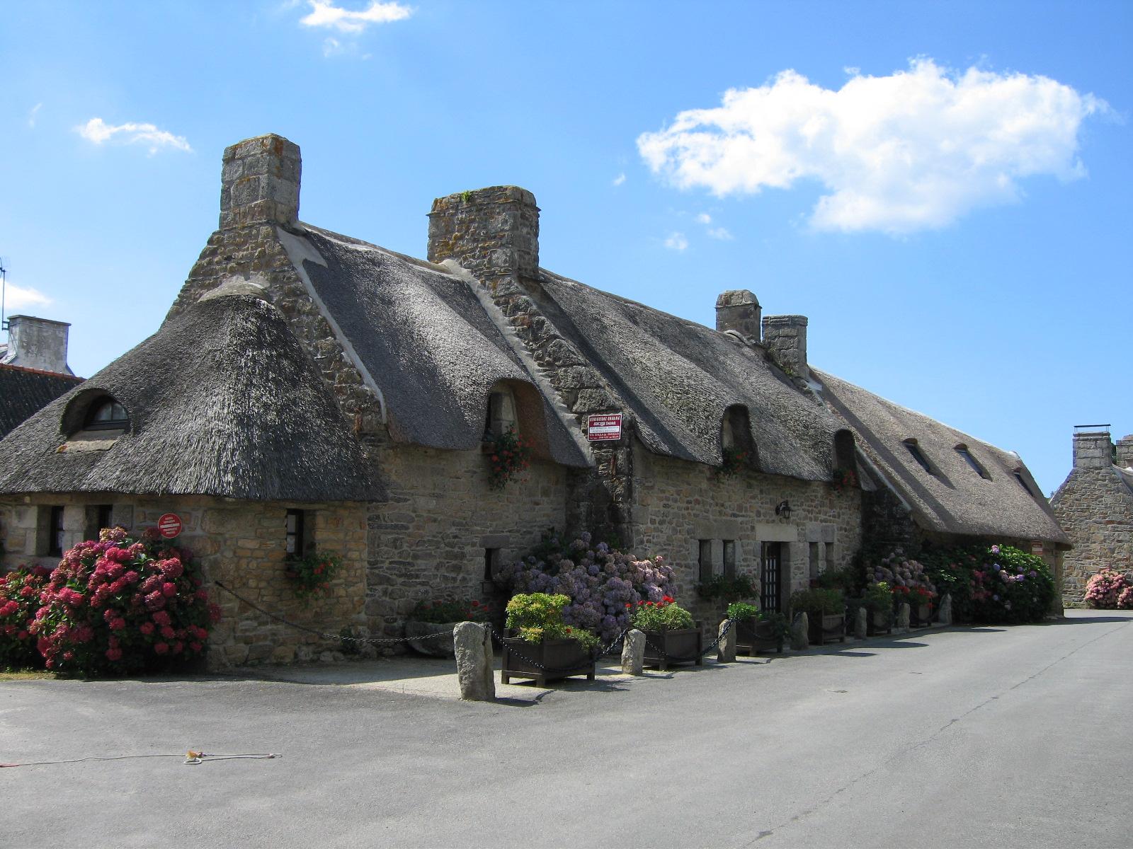 Chaumière in the heart of the village of Kerascoët.