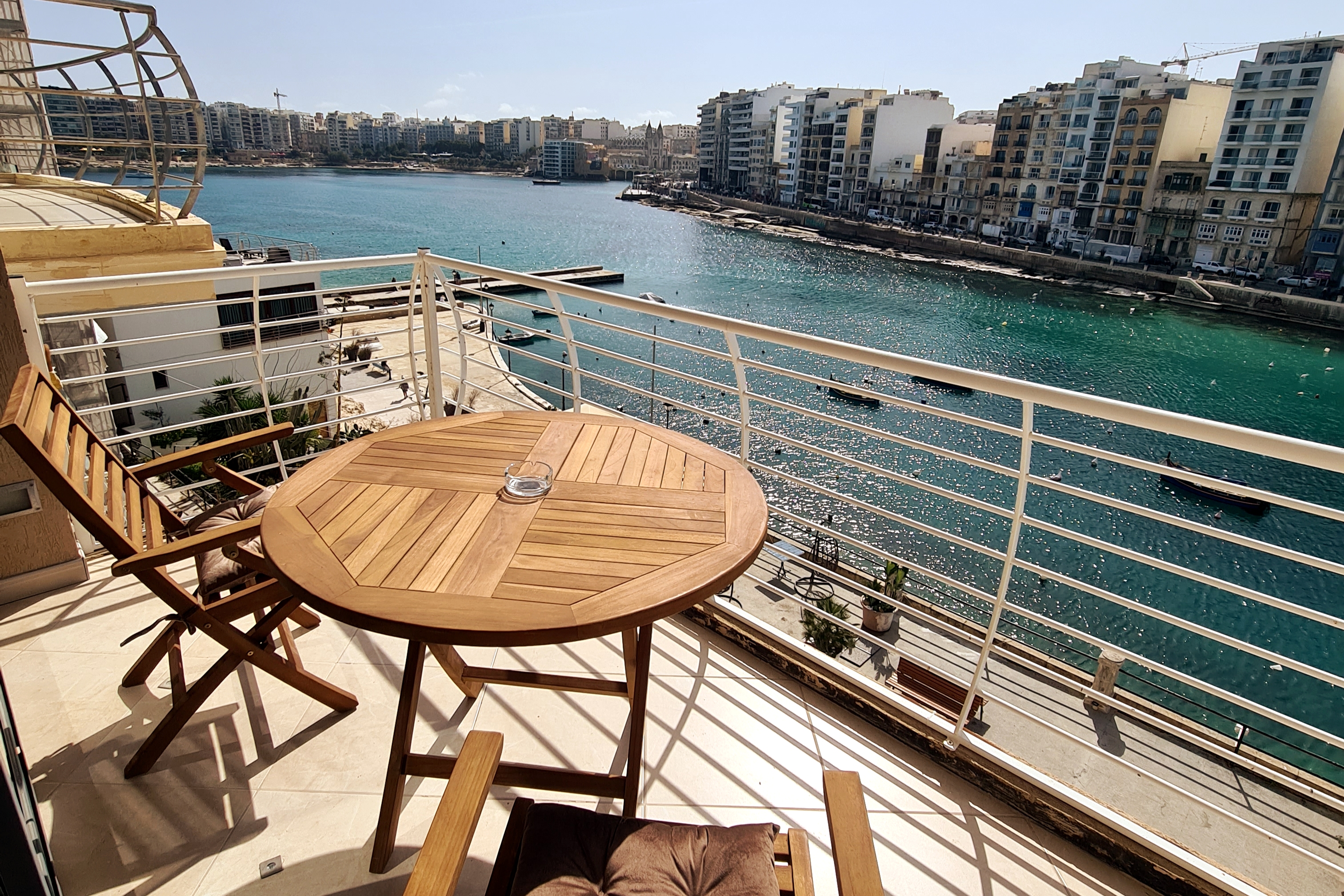 Cozy 2-Bedroom Waterfront Apartment in Spinola