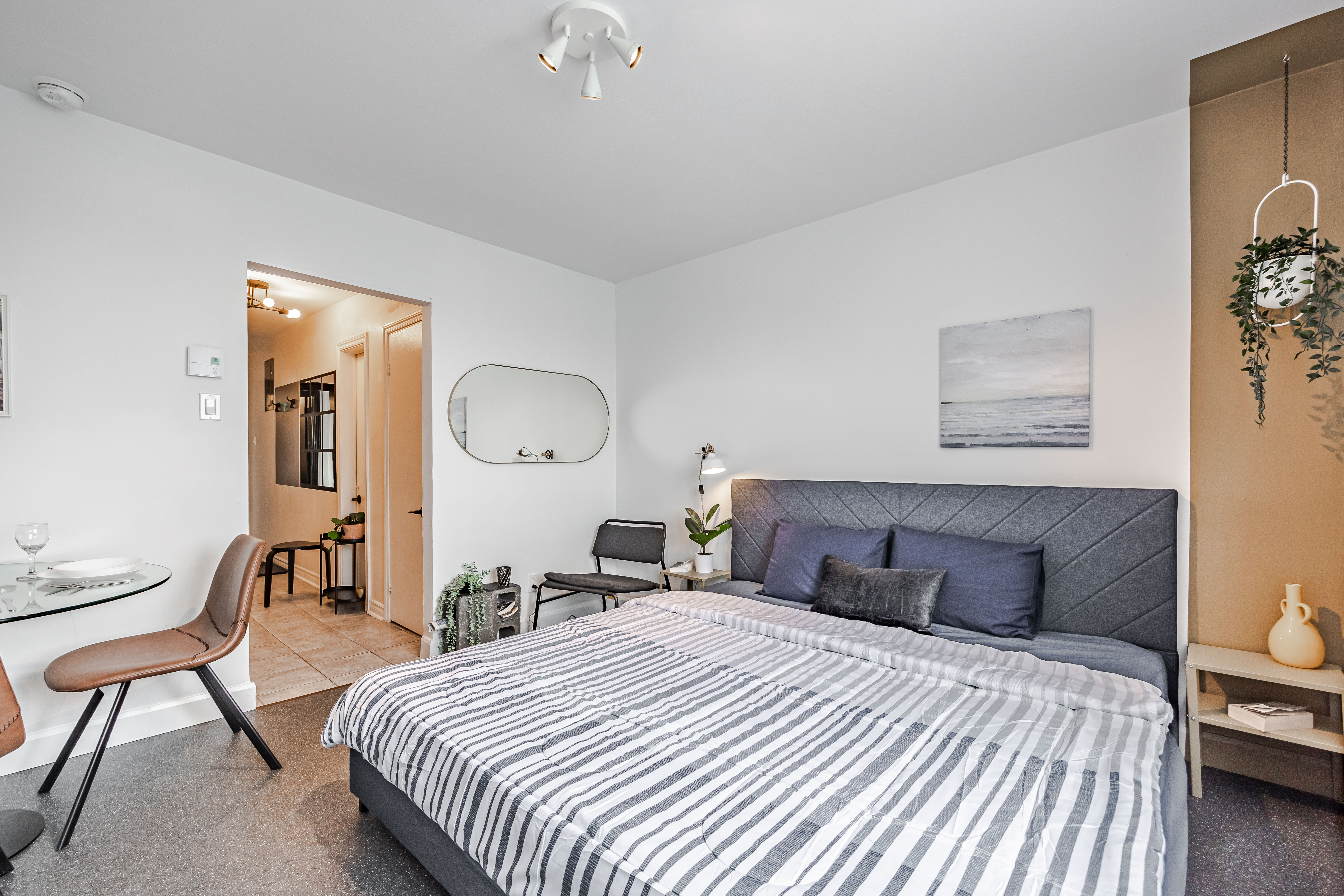 KING Sun-kissed Suite on St- Denis