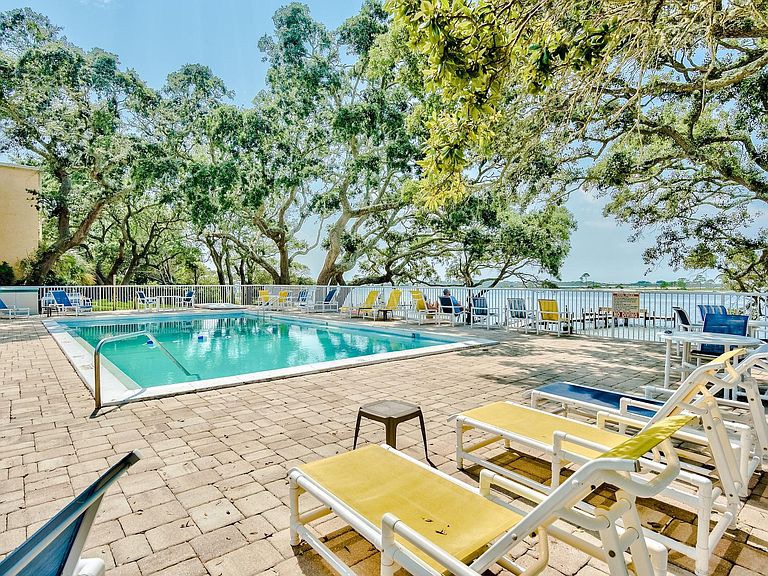 Soundside Getaway- Waterfront complex with pool