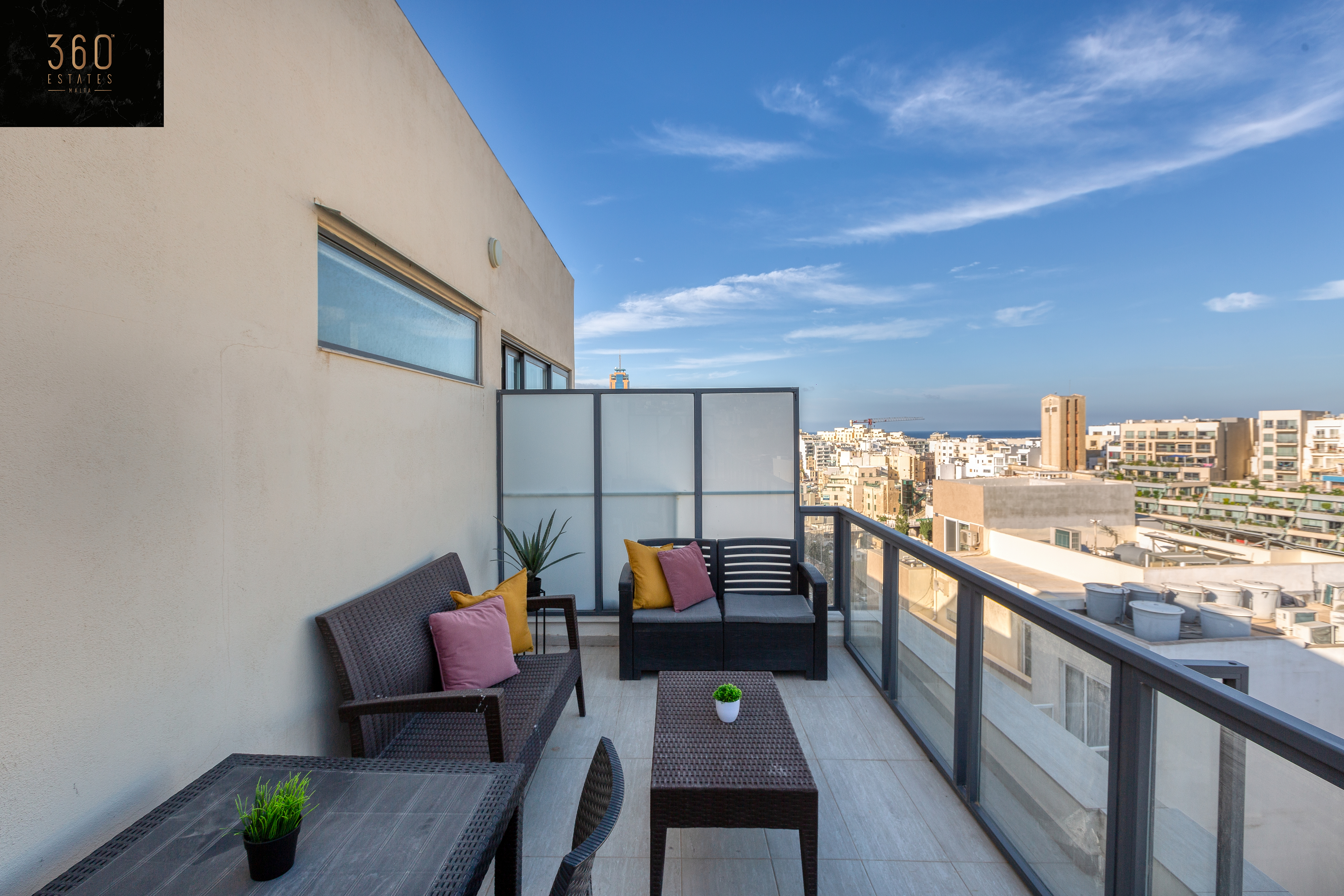 Fully equipped home in St Julians with roof top !