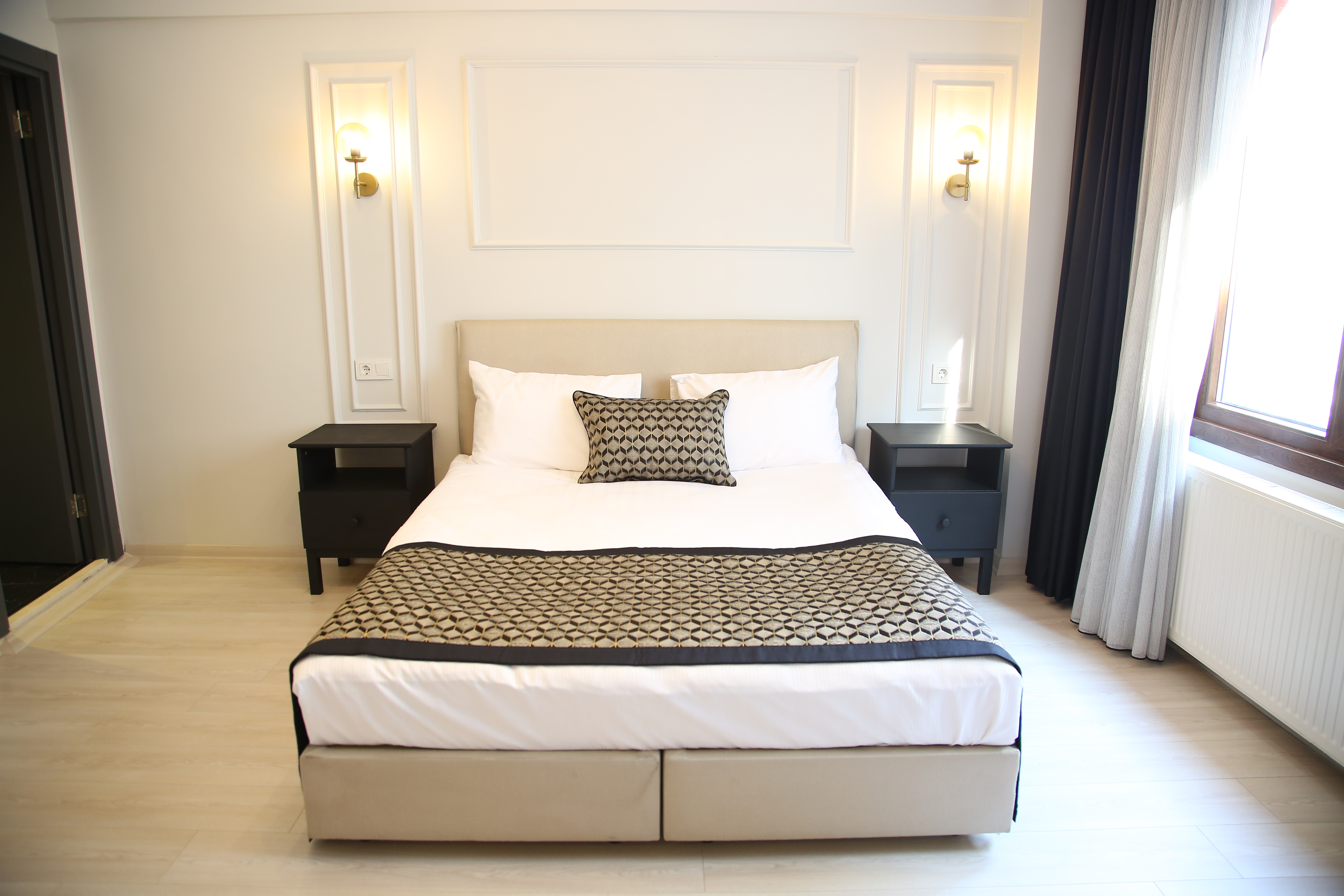 Balcony * 1000 MBPS {32"TV} Free Parking *