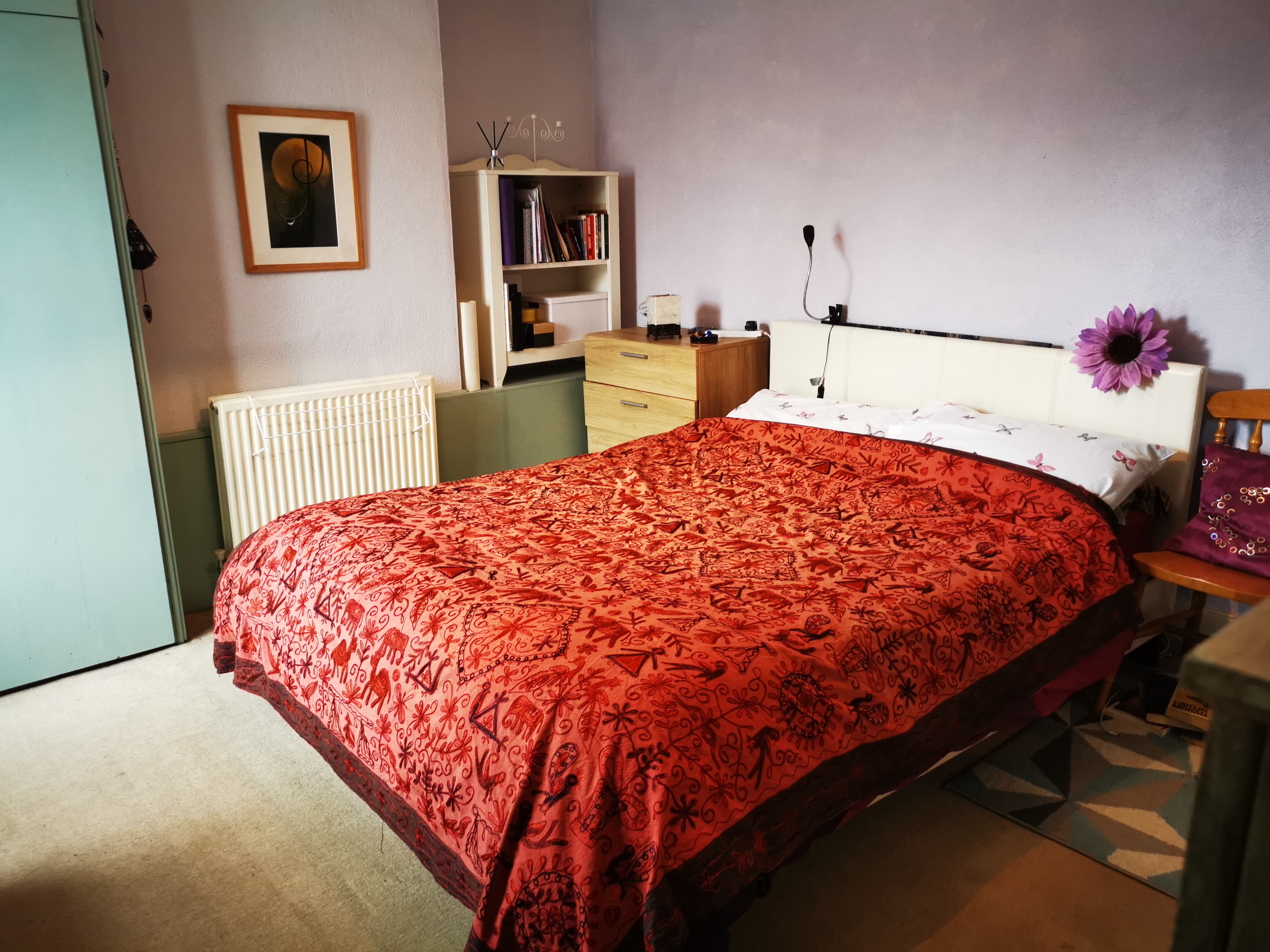 King size bed and spacious bedroom in Easton, Bristol