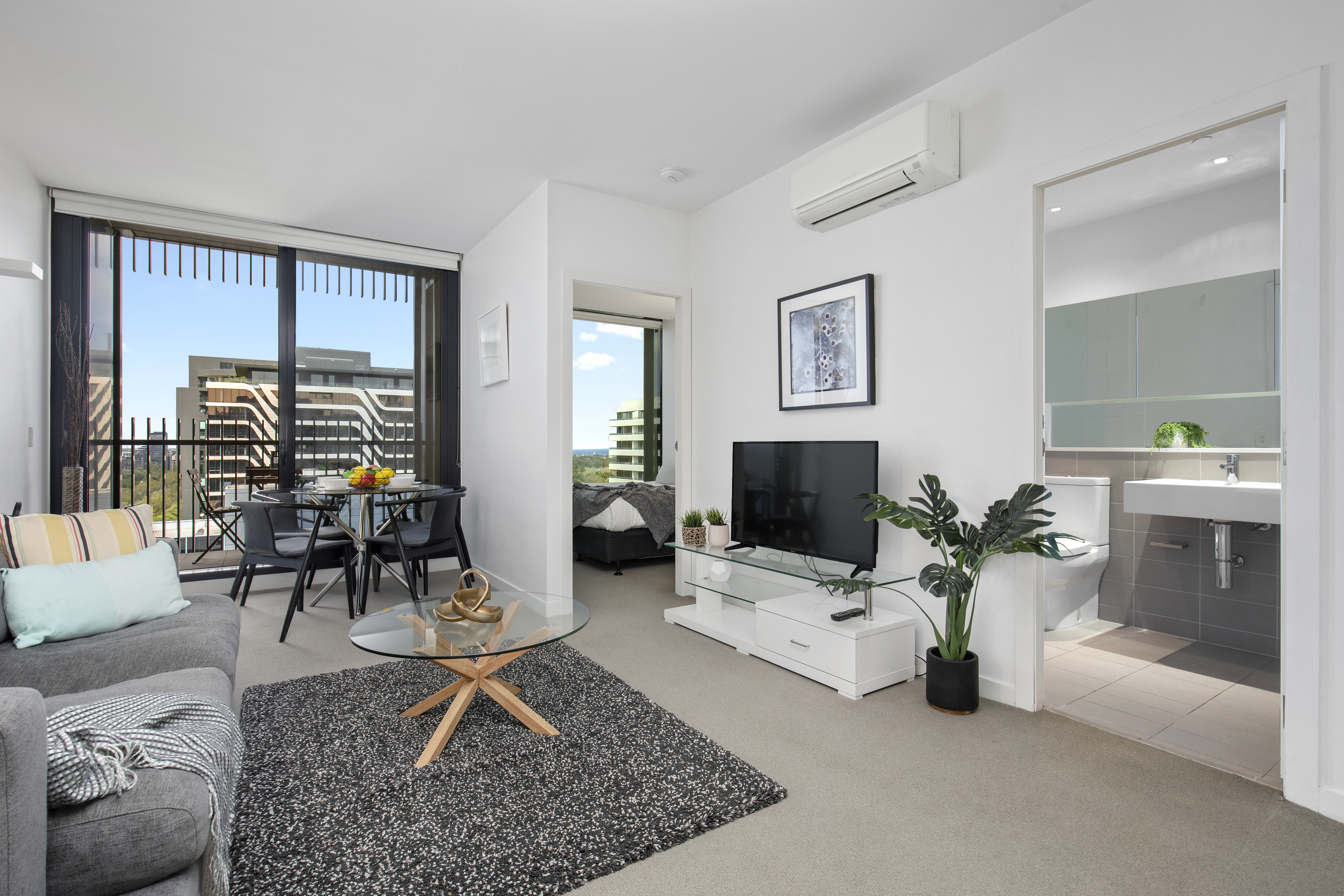 Lorna - Spacious modern 2bd gem *View WIFI Parking