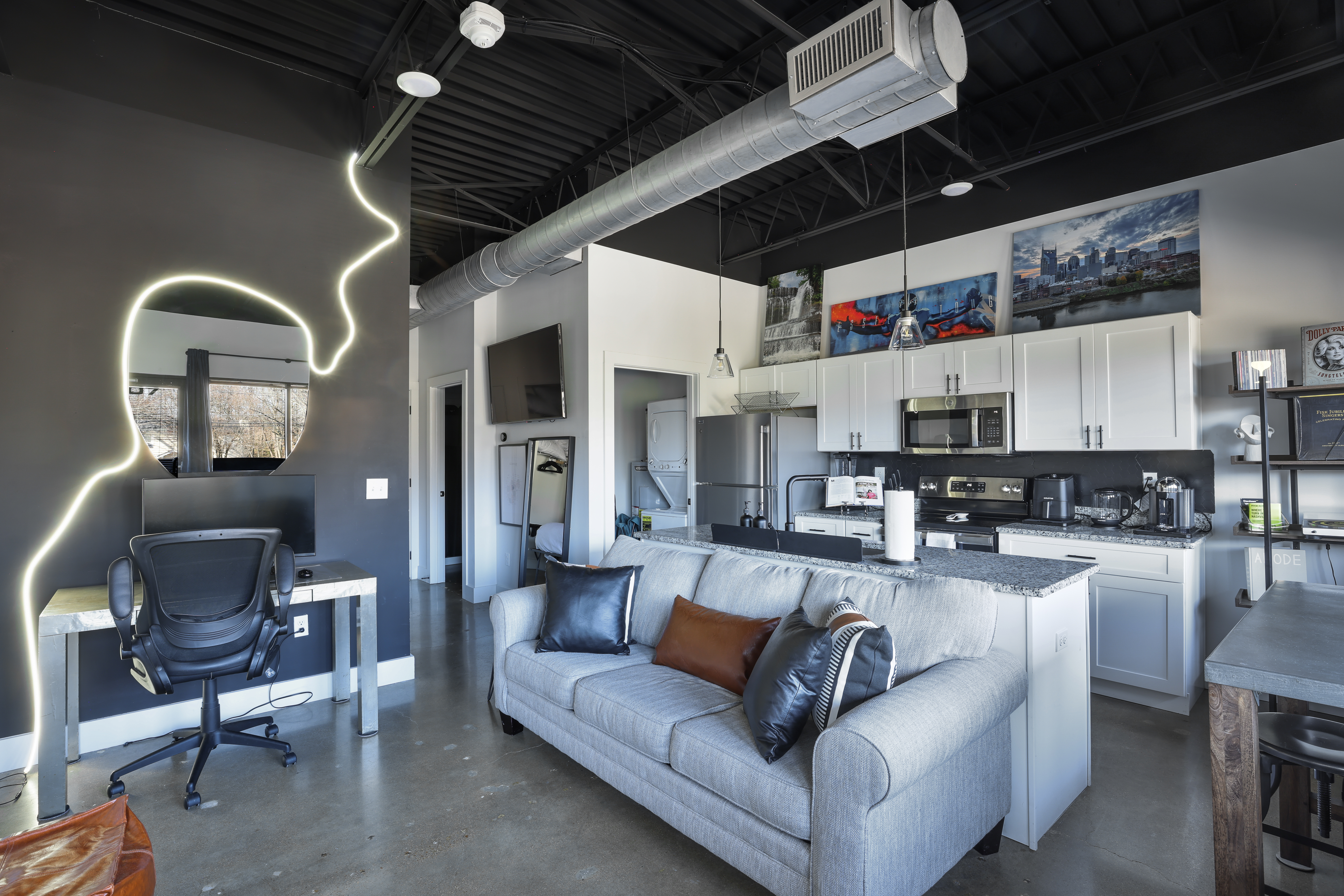 New Modern Studio x 7 Mins Dwtn in District 16, Nashville