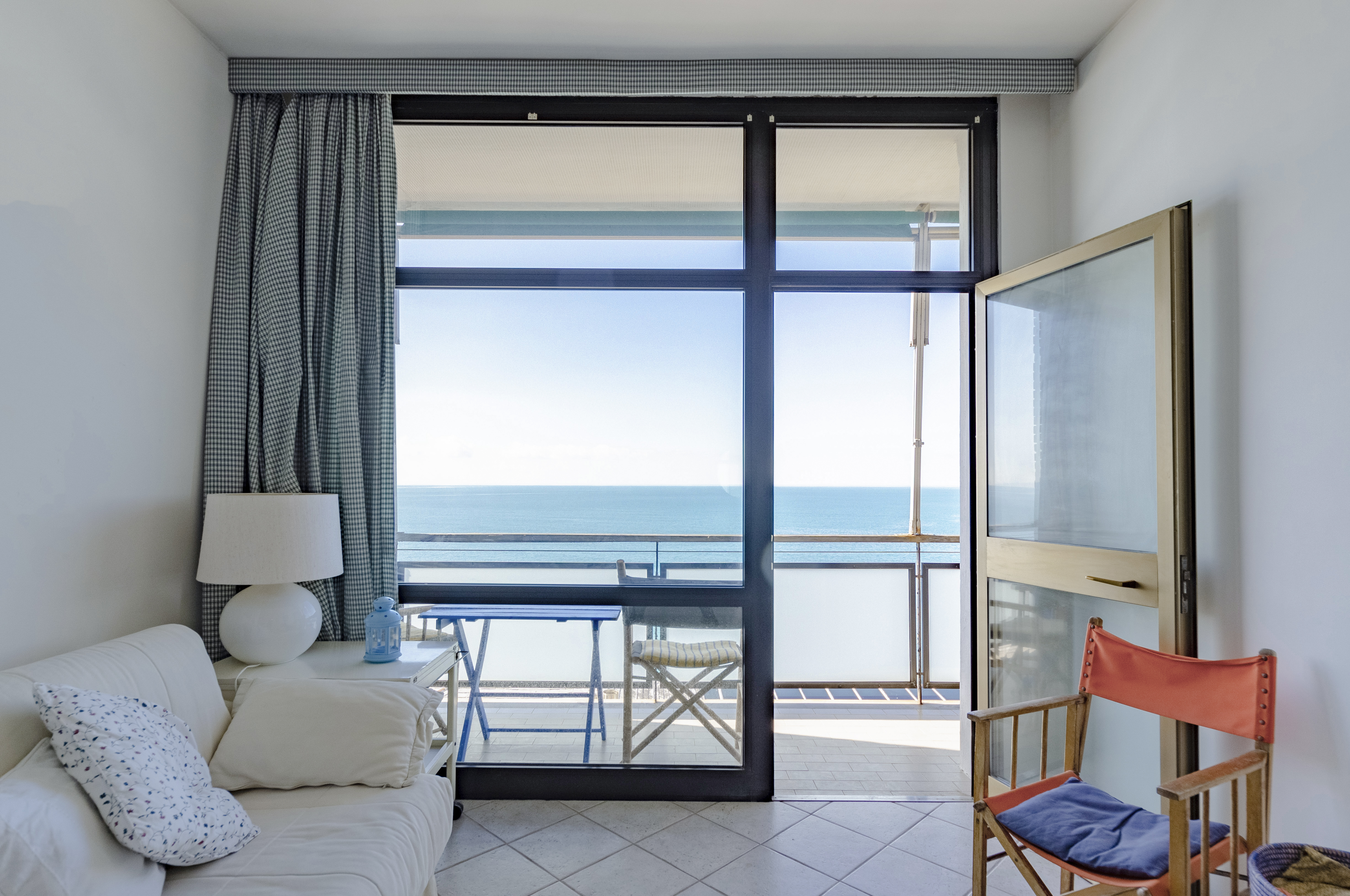 Bright apartment with sea view