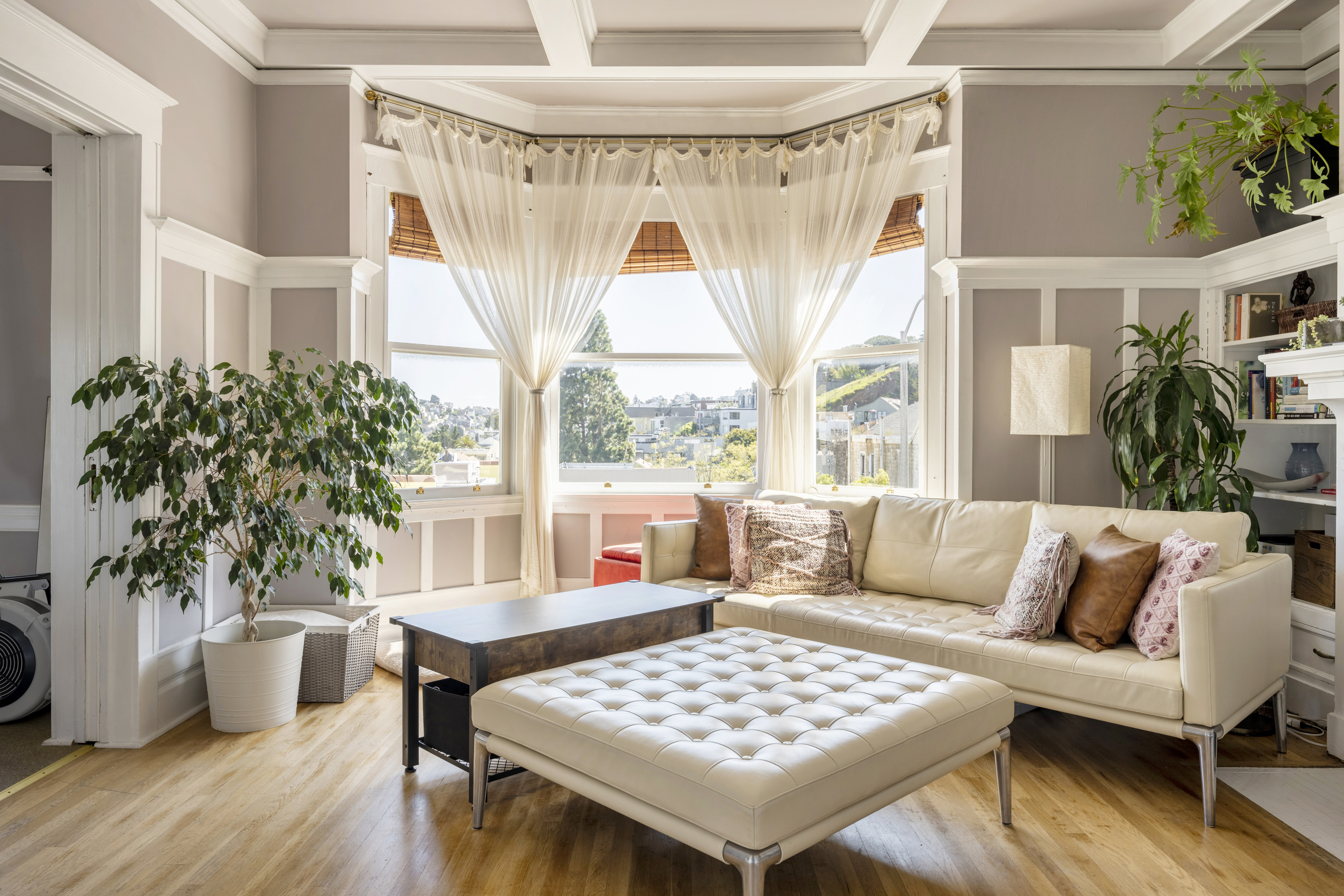 Cozy & quiet room in bright apartment