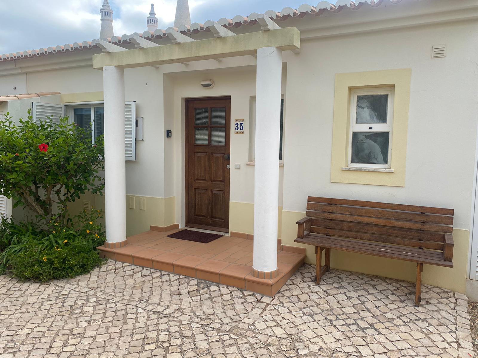 House; Communal Pool, BBQ, wifi/satellite (SKY) TV