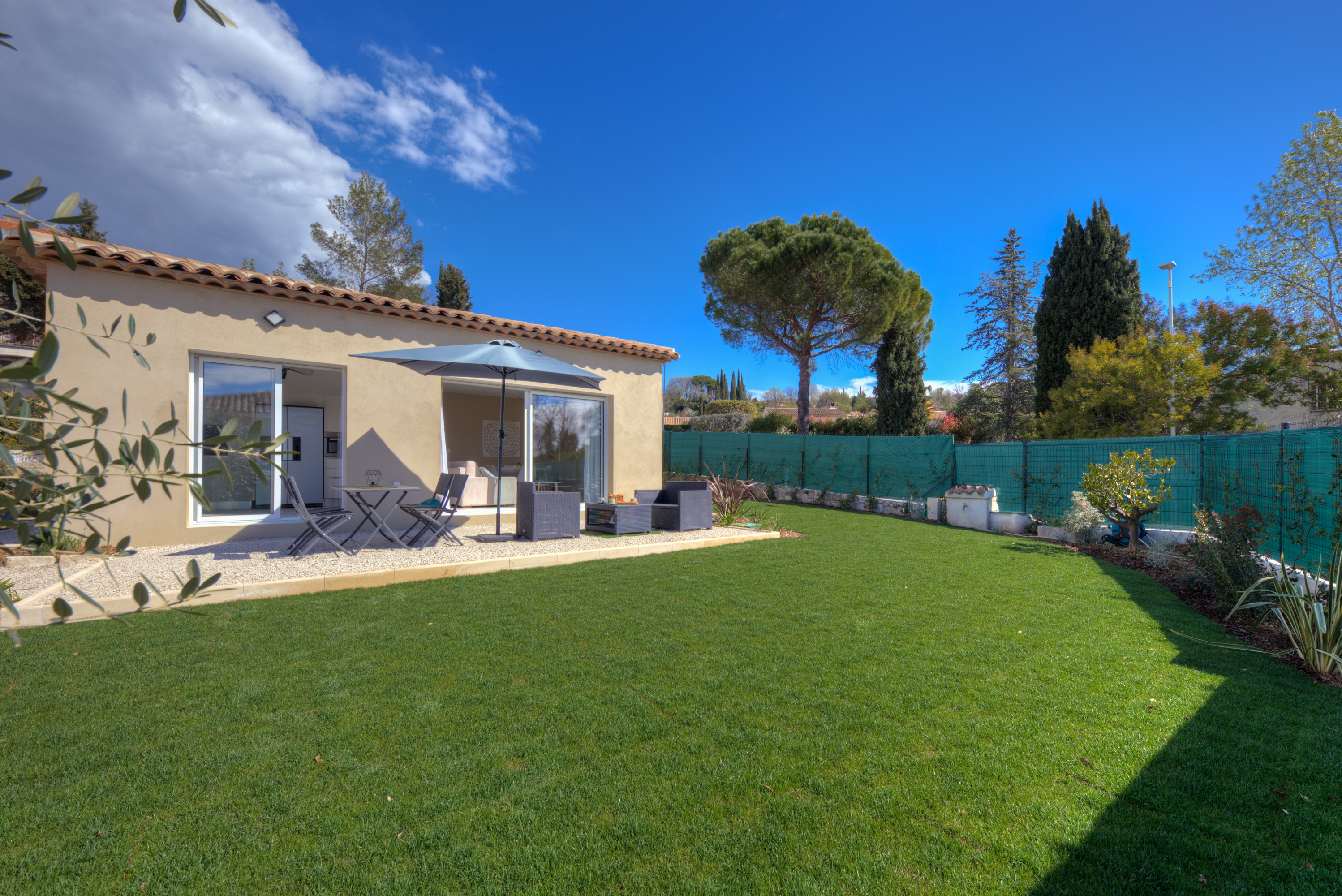 New single storey villa, AC, sunny garden