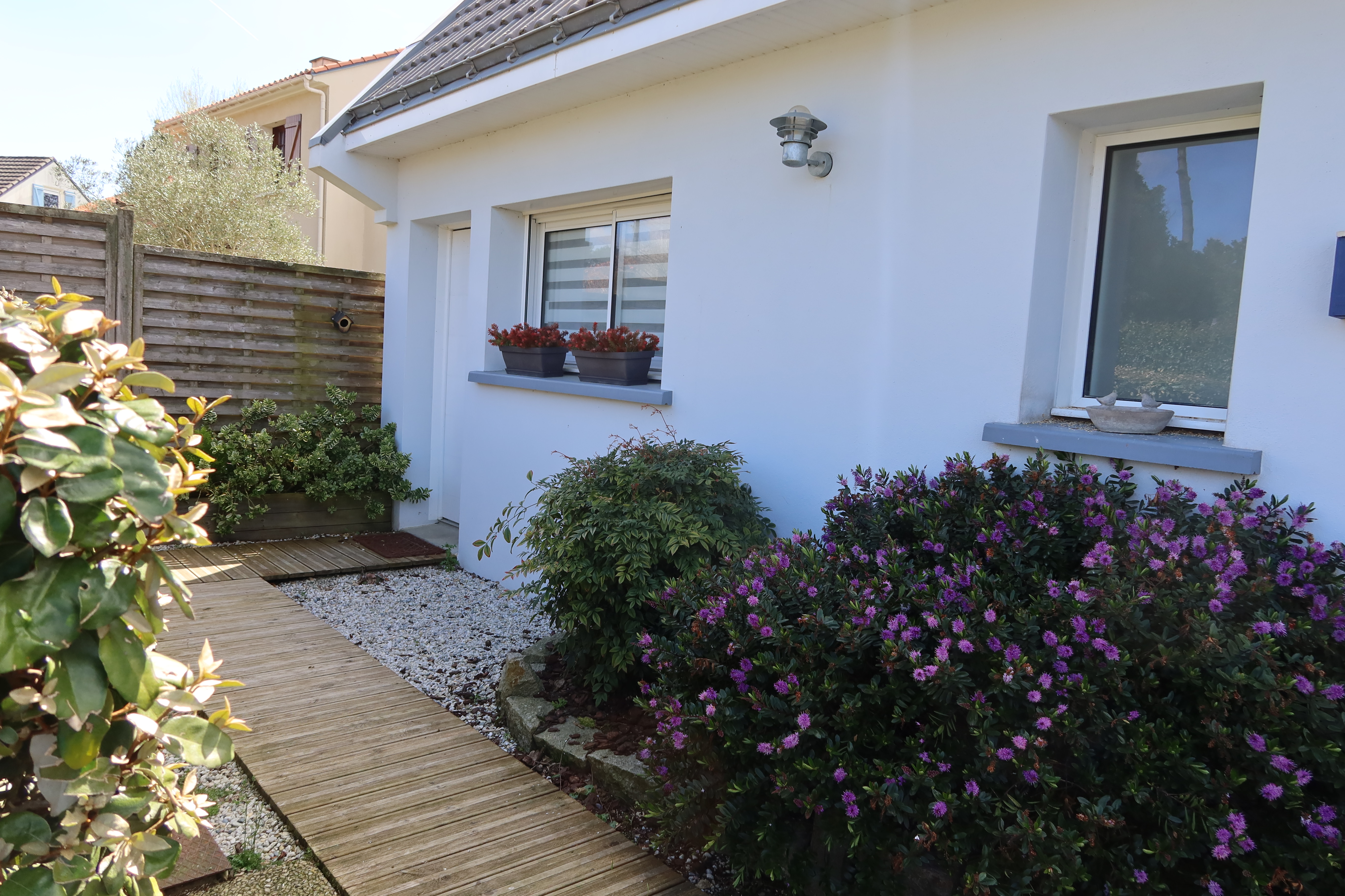 Little house with pool access and close to the beach