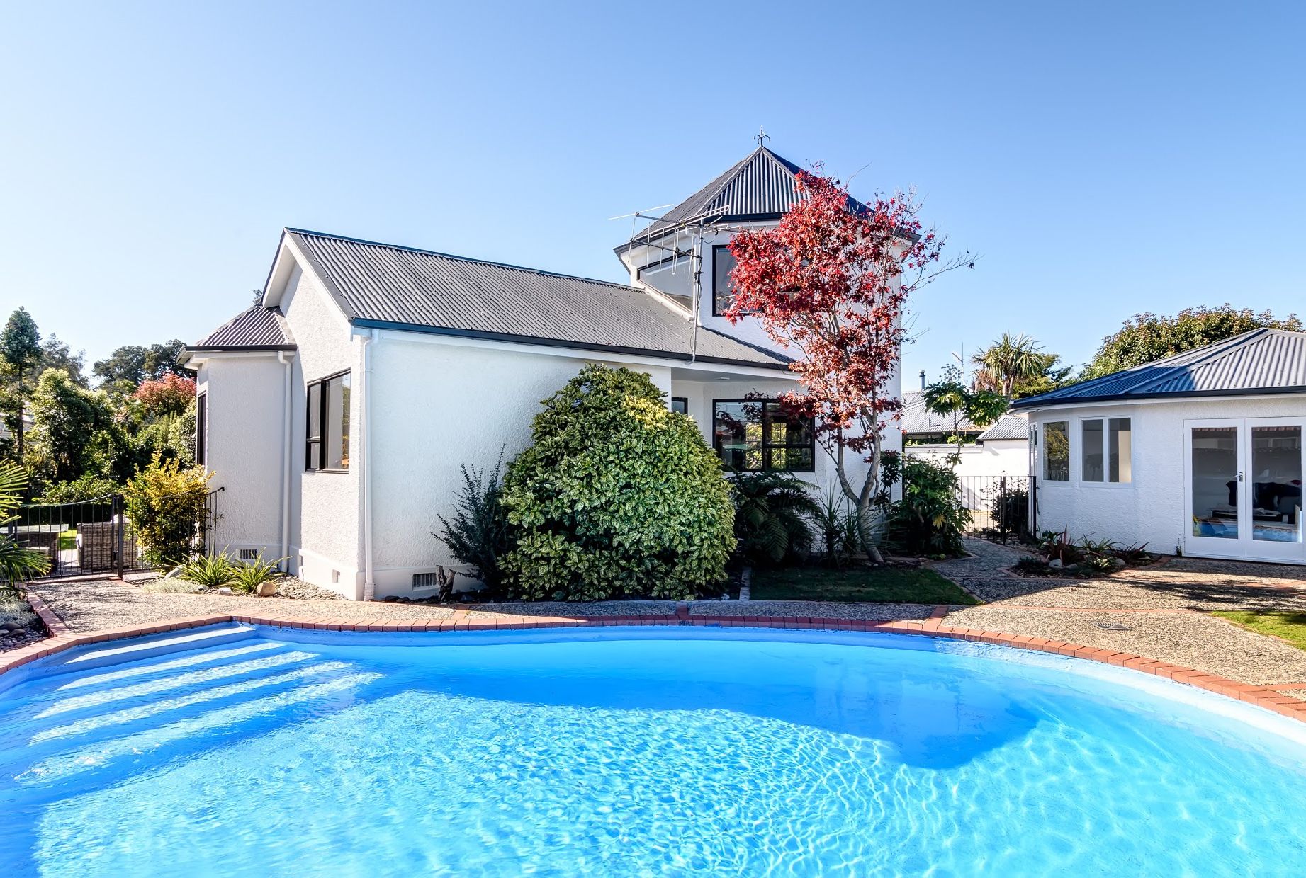 The Pool House -Self contained one bedroom unit