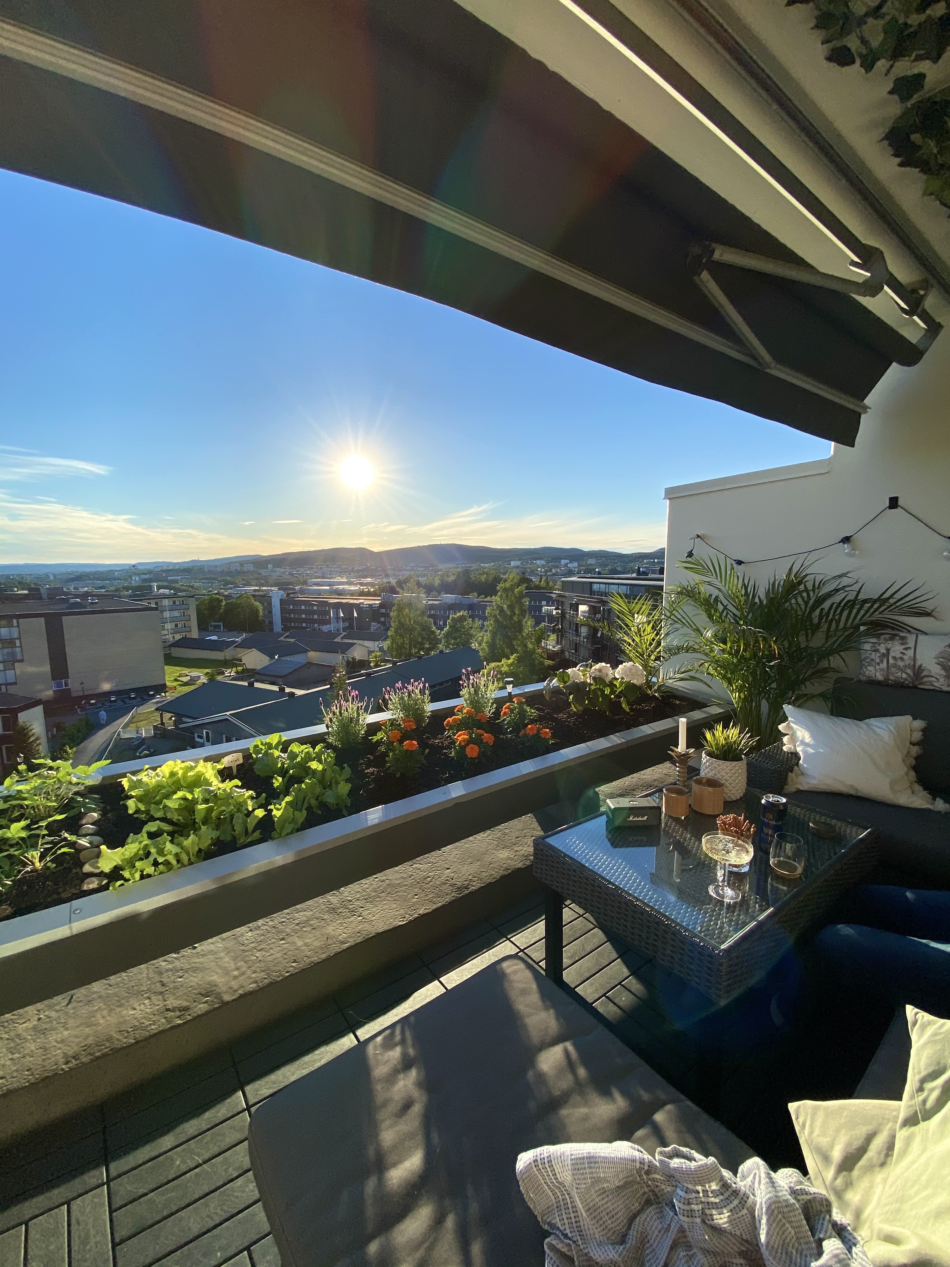 Spacious, close to the city center, free parking & charging!