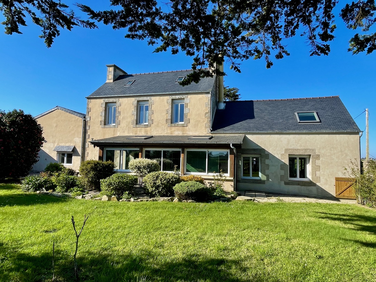 Large house between Roscoff and St Pol de Léon