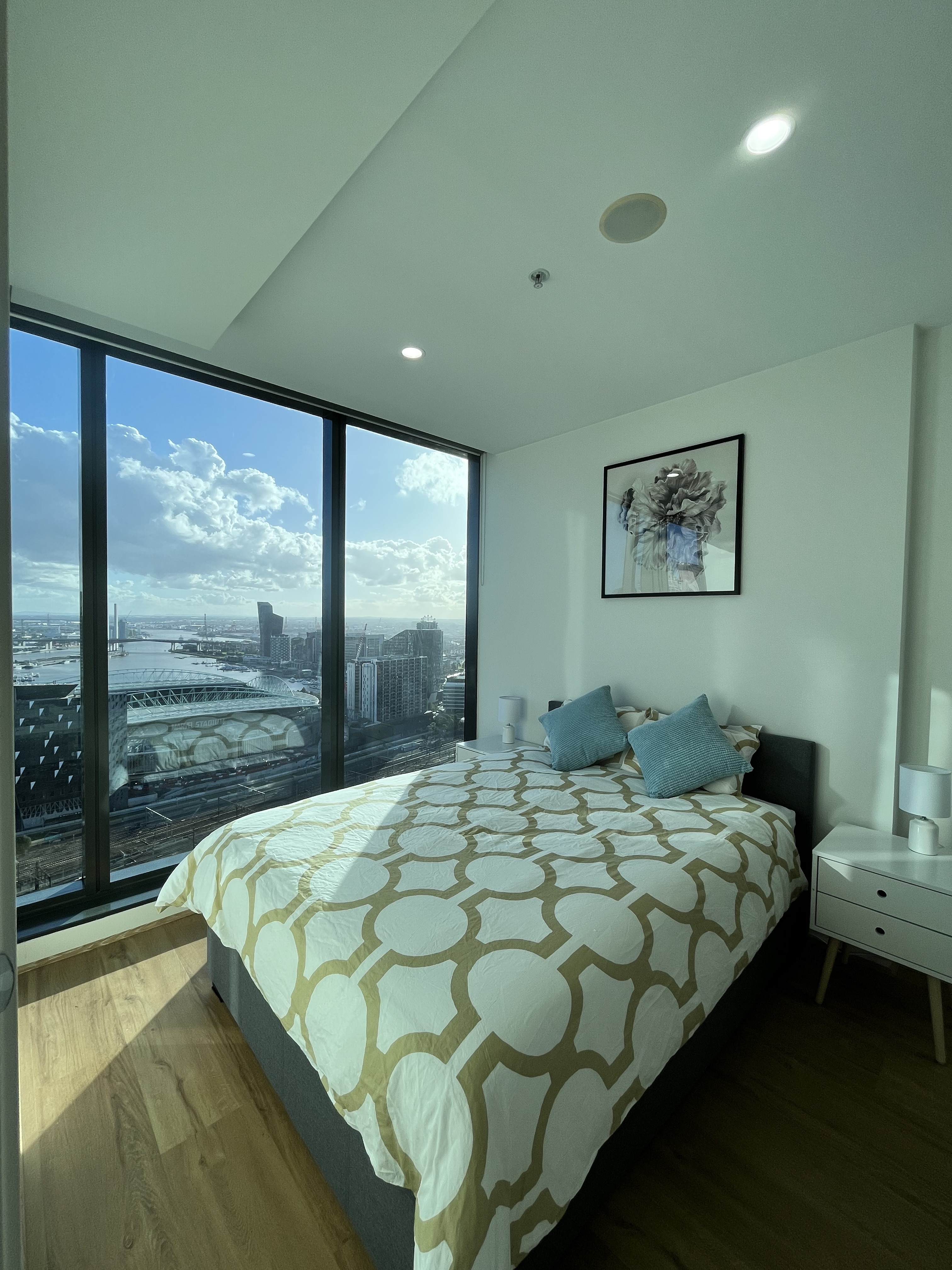 Skyline View CBD Apartment at Spencer St