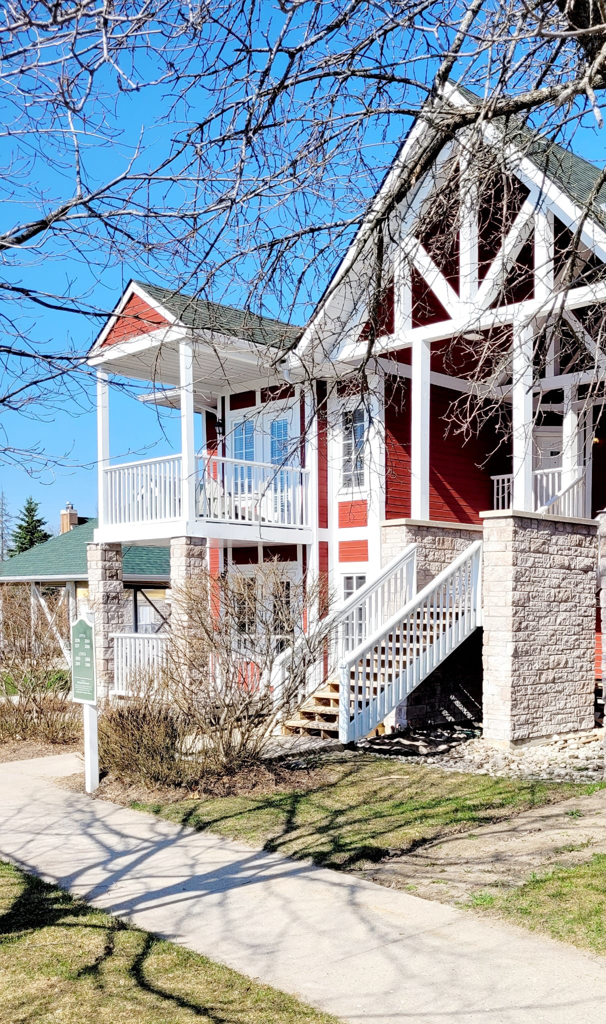 Terrific pet friendly corner suite in Oro-Medonte
