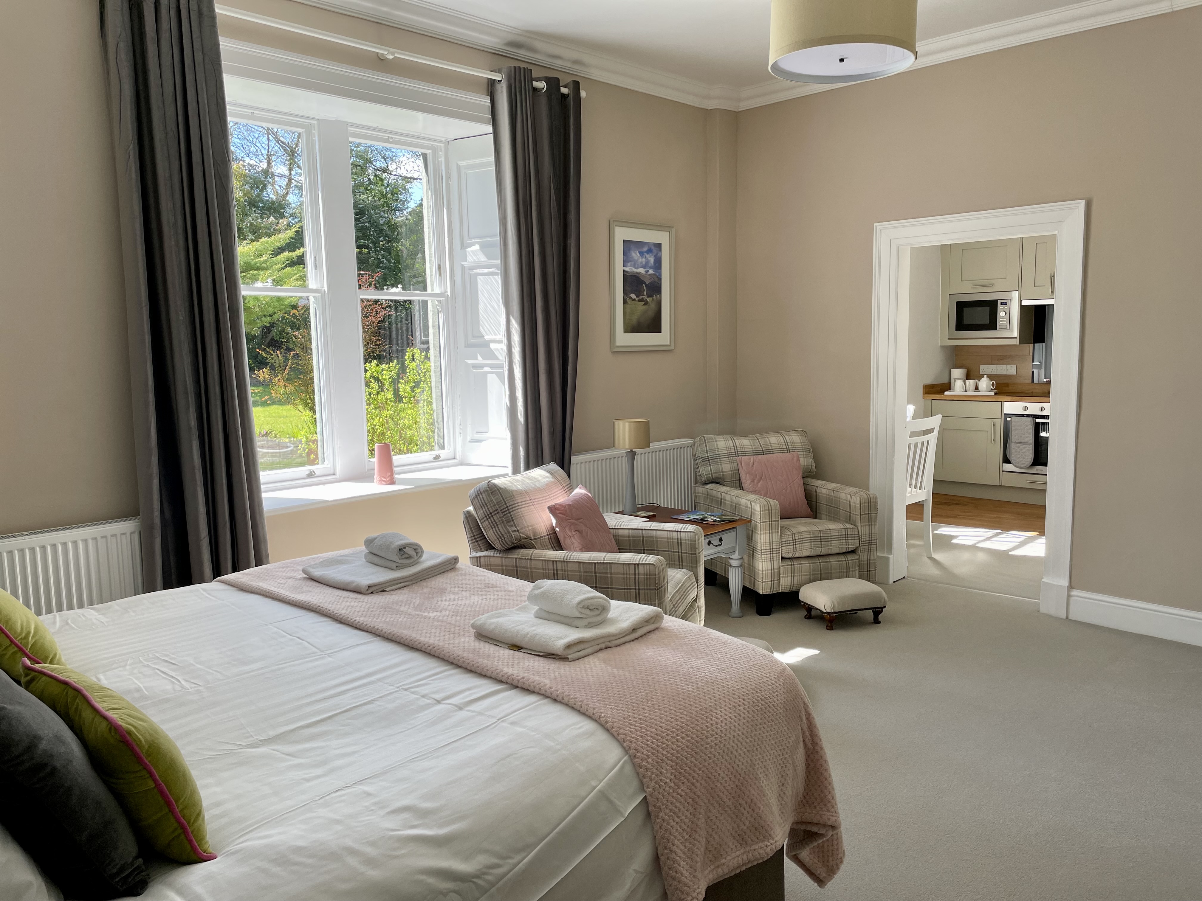 Open plan apartment, separate kitchen and bathroom