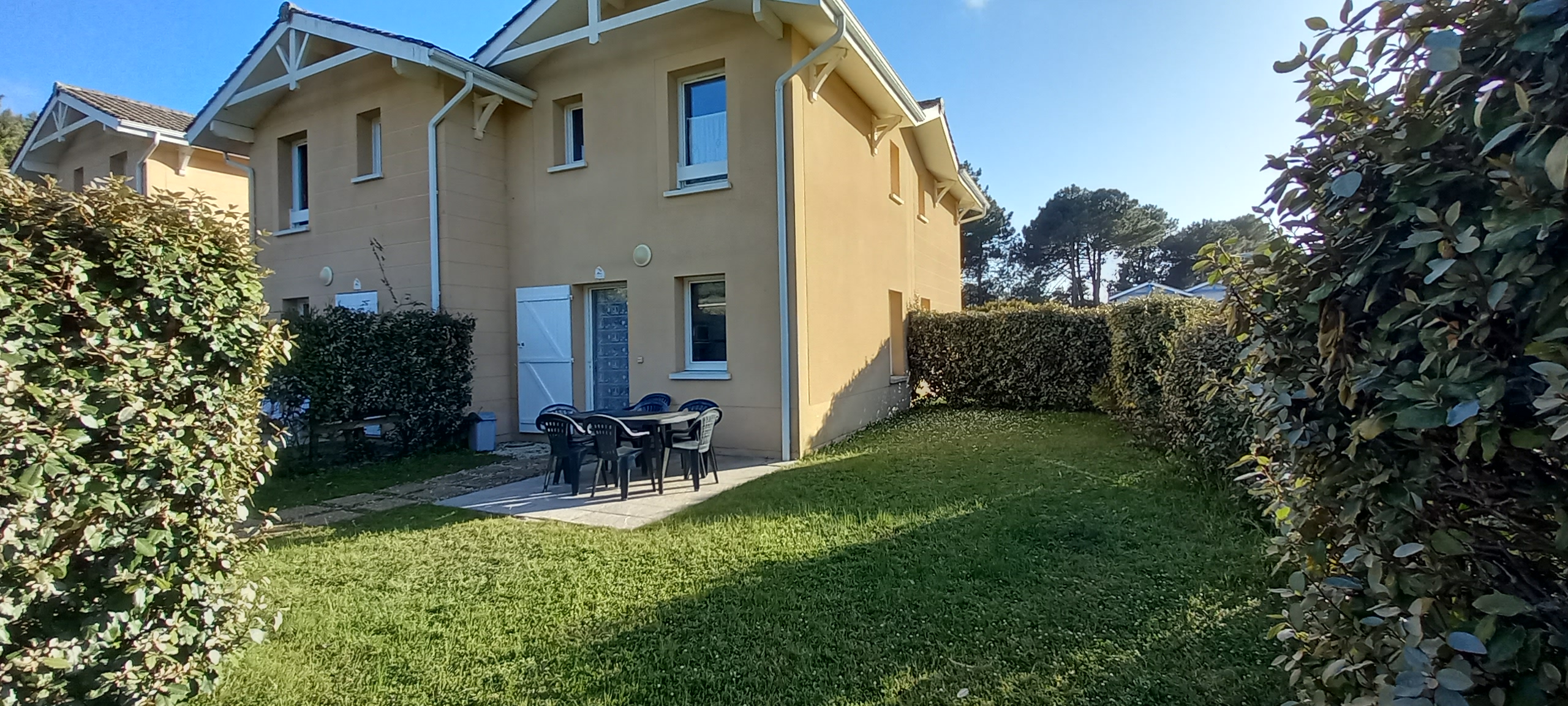 House with swimming pool near Beach