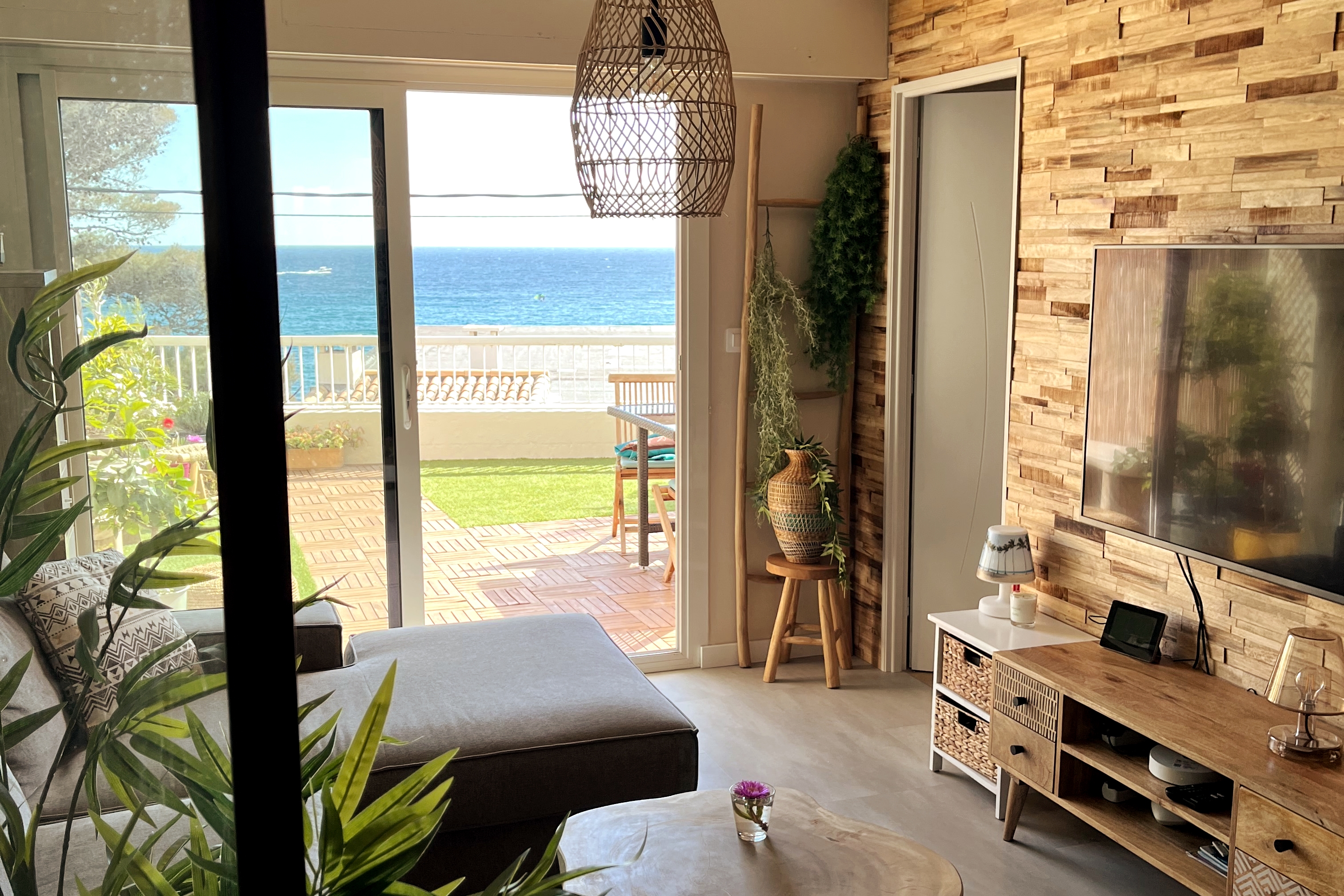 Charming apartment with great sea views