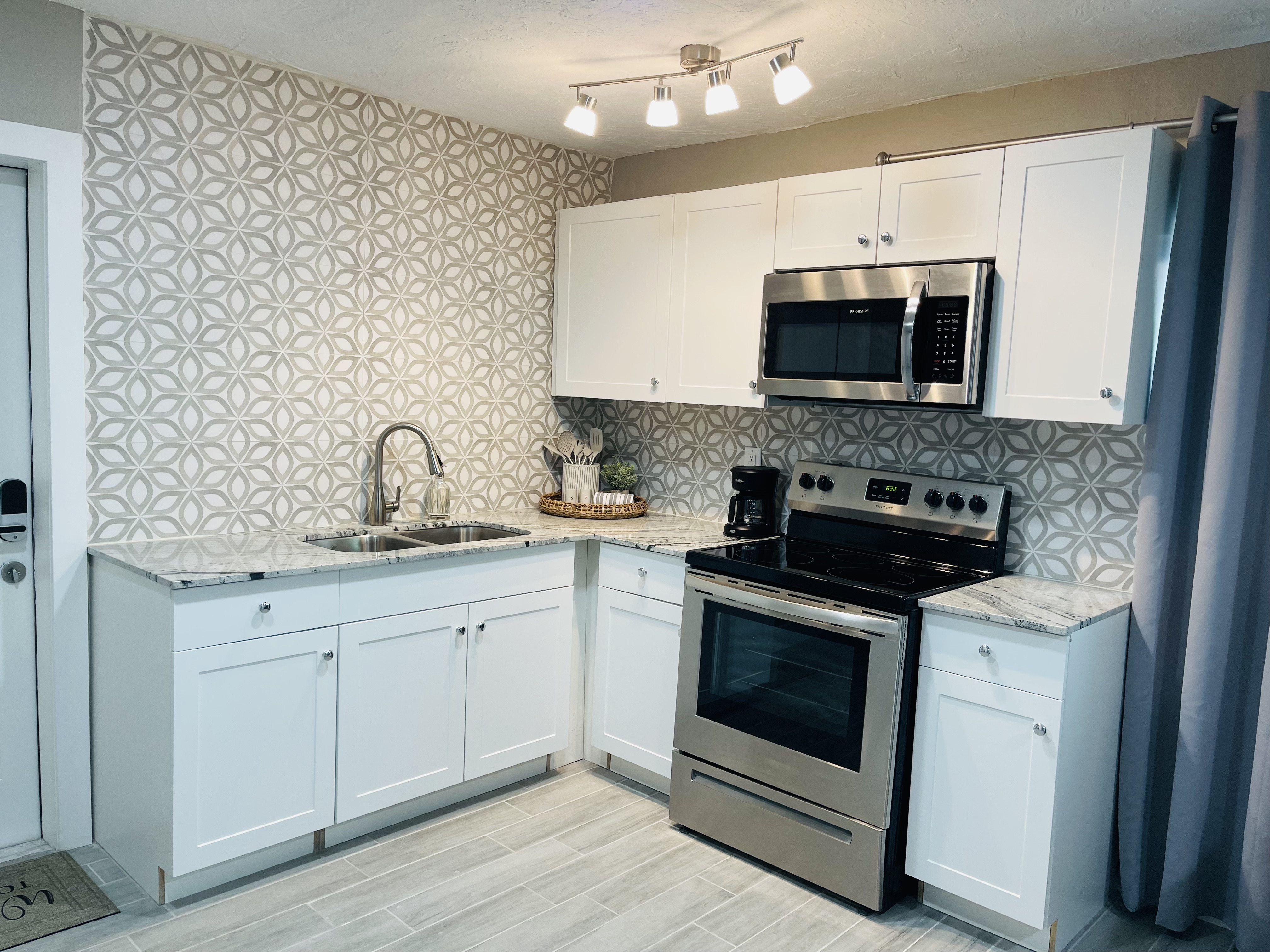 Charming, Chic Unit 4