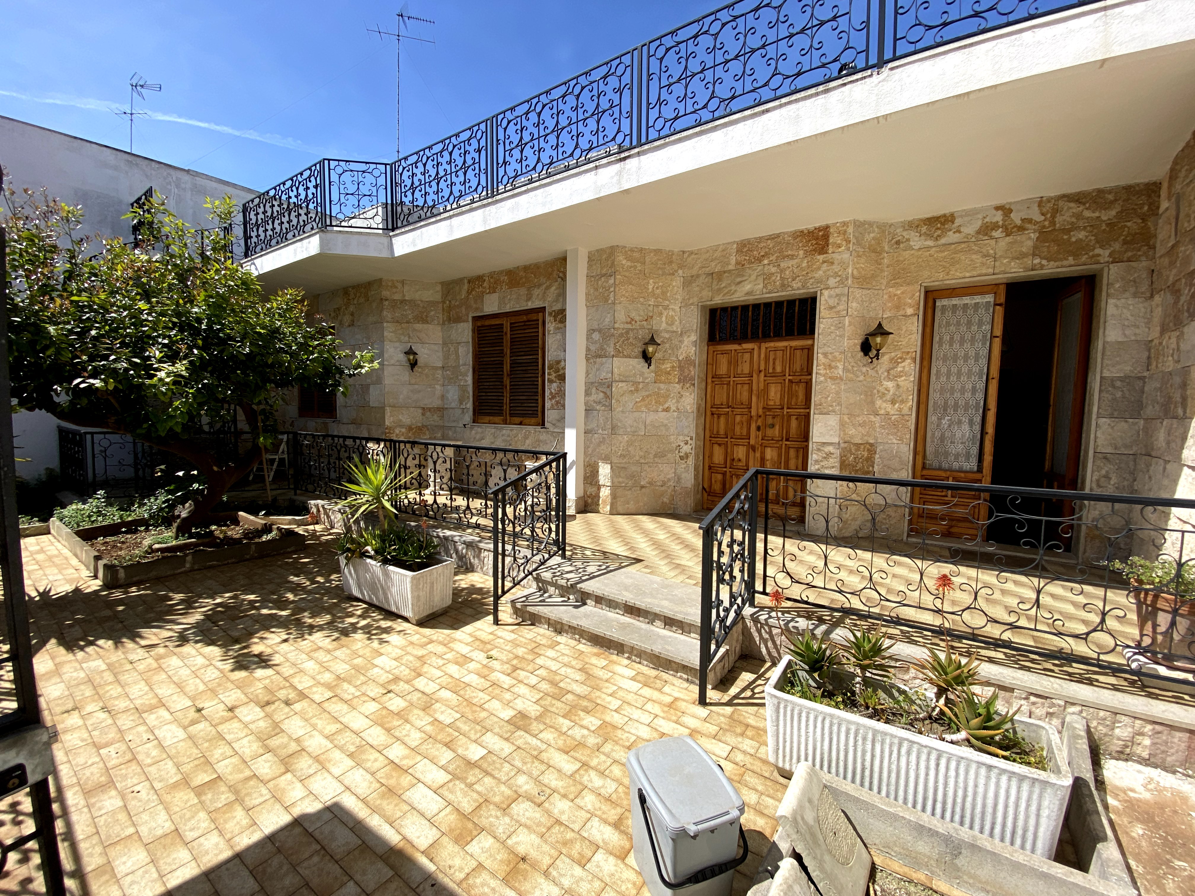 Double bedroom + two single beds!