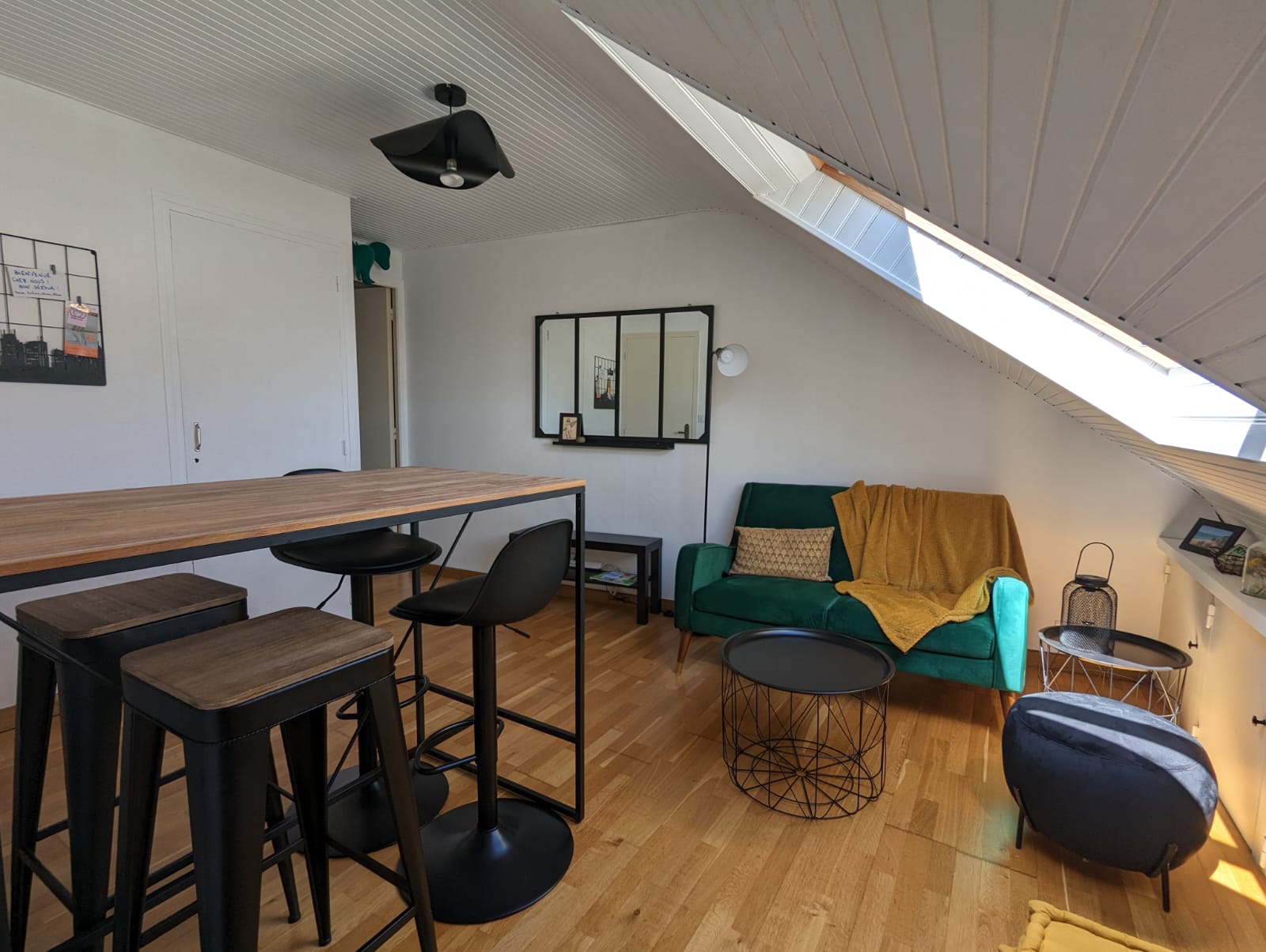 City center apartment 100m from the port.