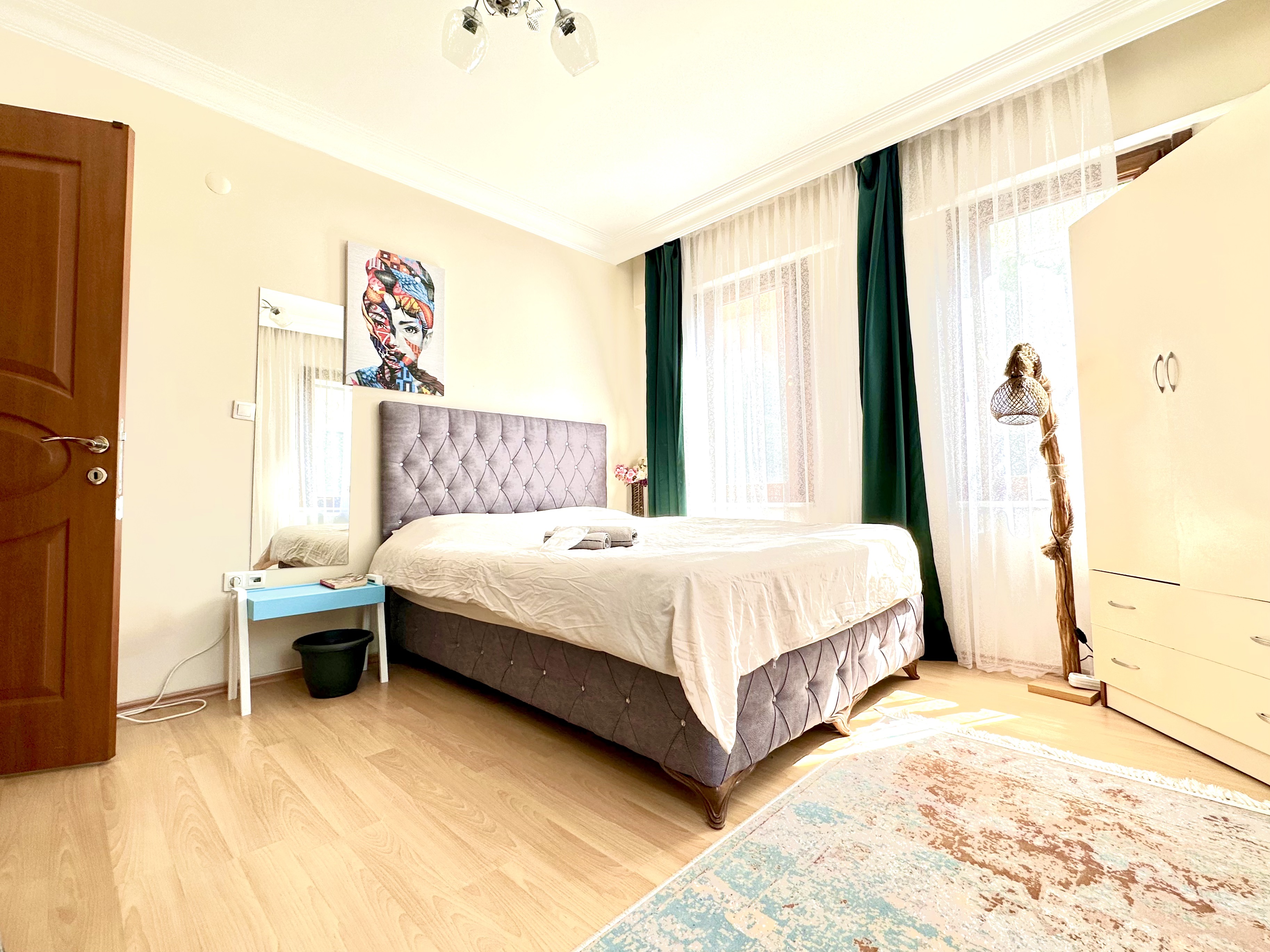 12 mins to AirPort. Private room