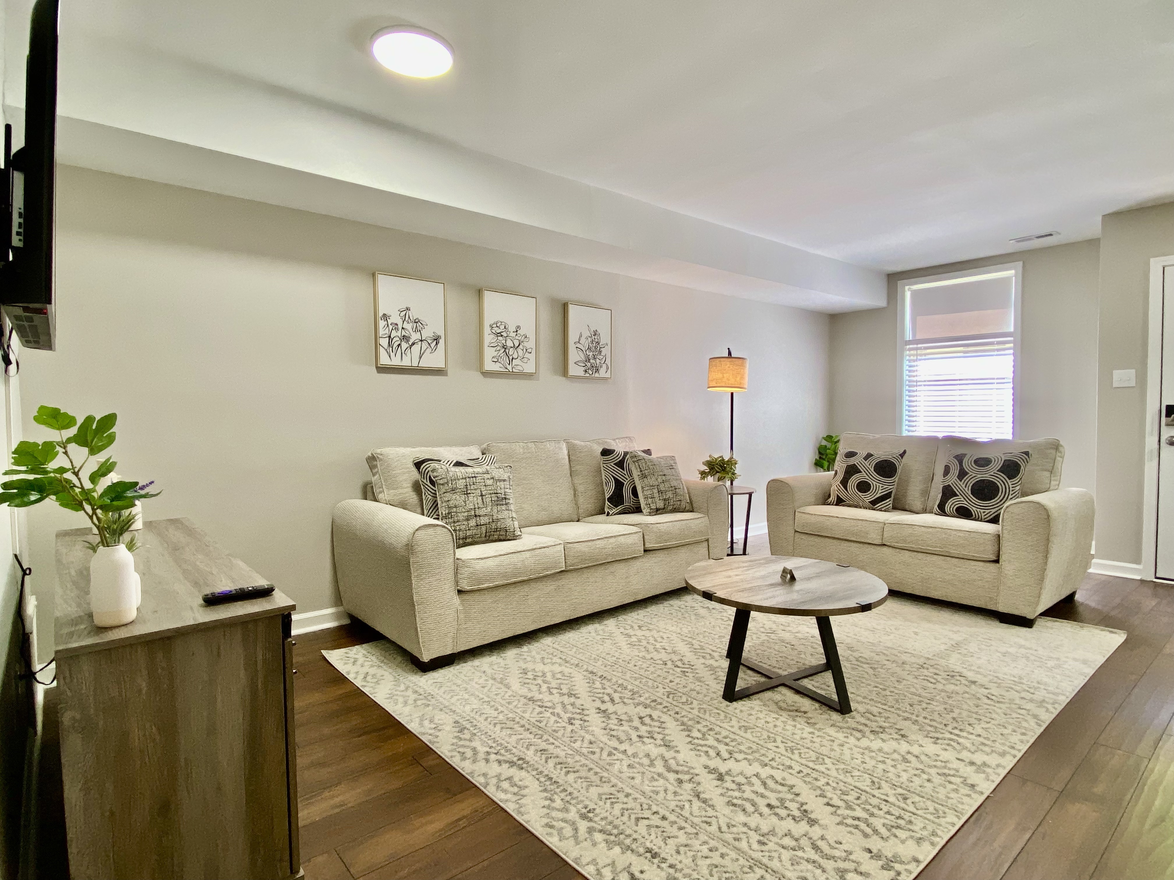 2 Bed/1.5 Bath Apt - Newly renovated