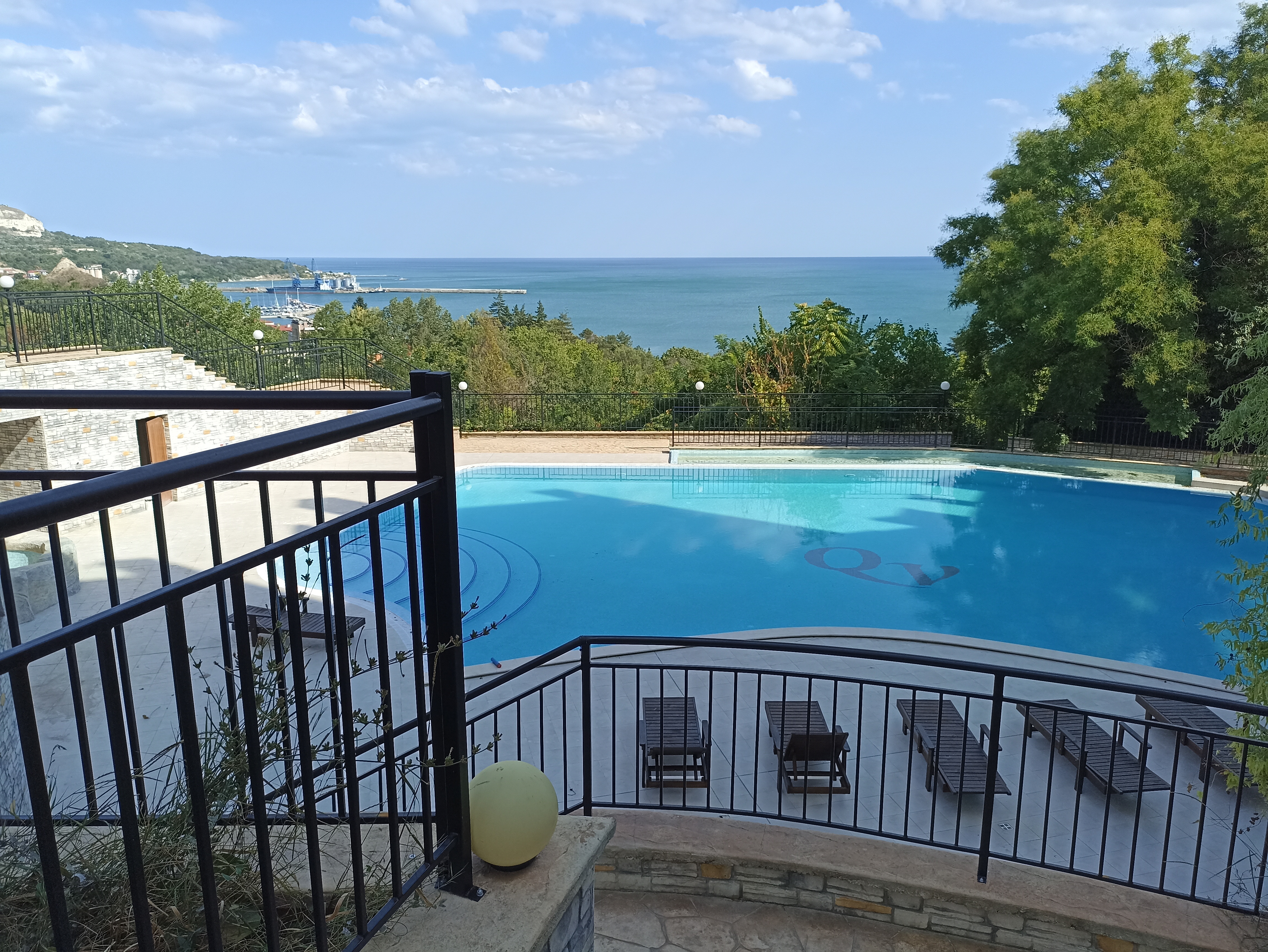 Sea view apartment with terrace and two pools