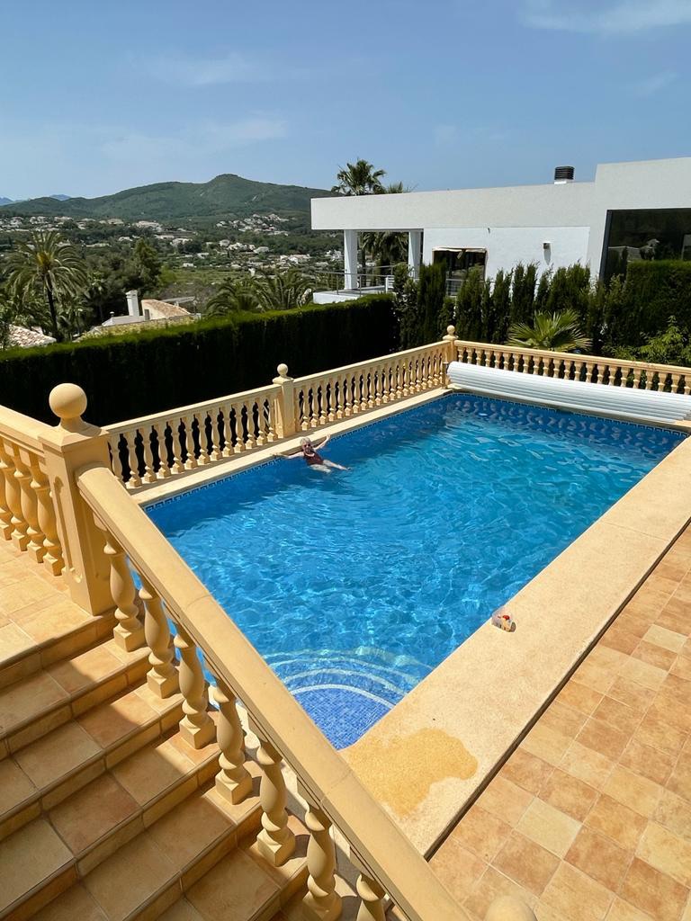Modern apartment pool & outside kitchen