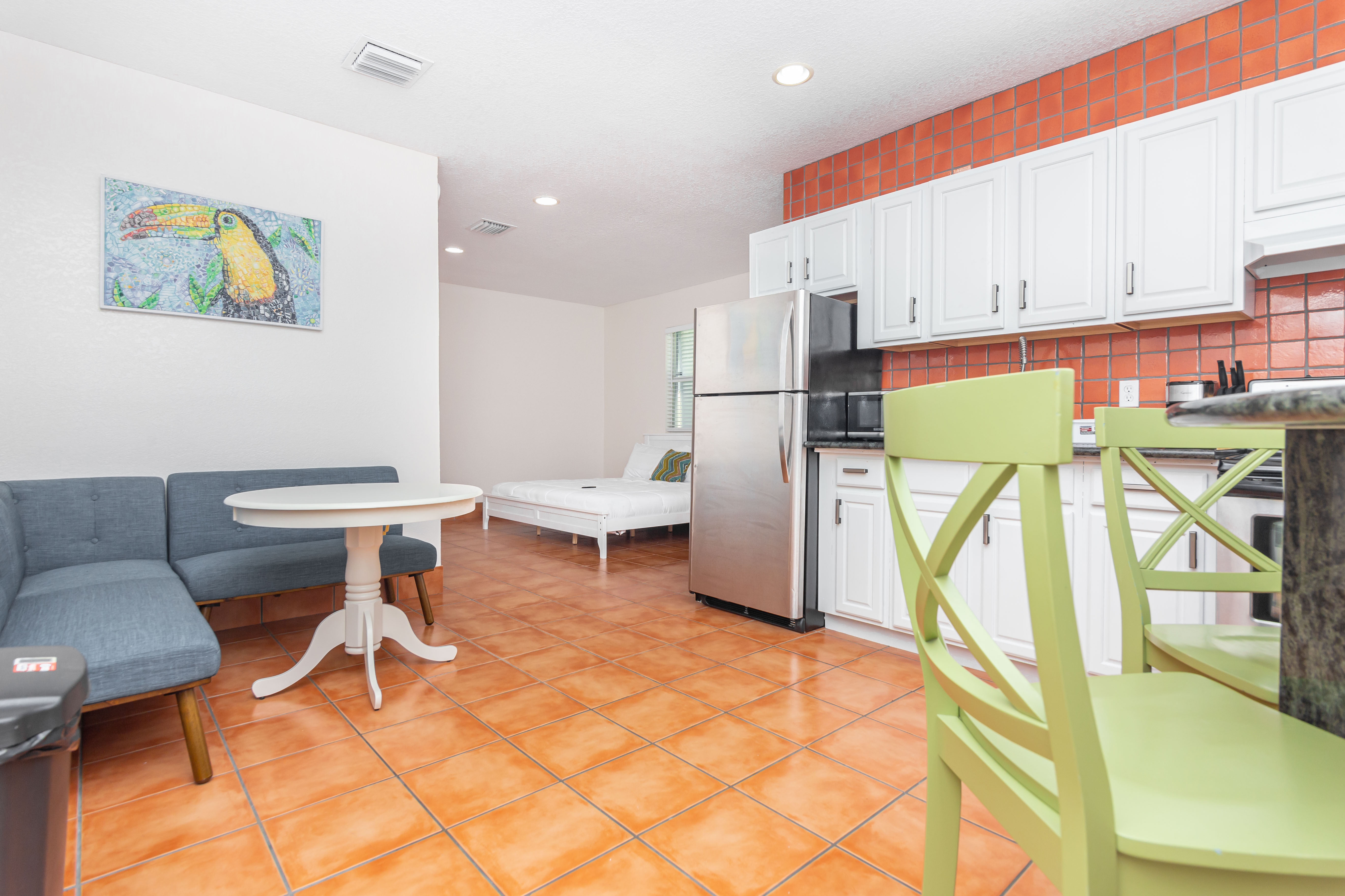 Private Guesthouse with Full Kitchen and Bath