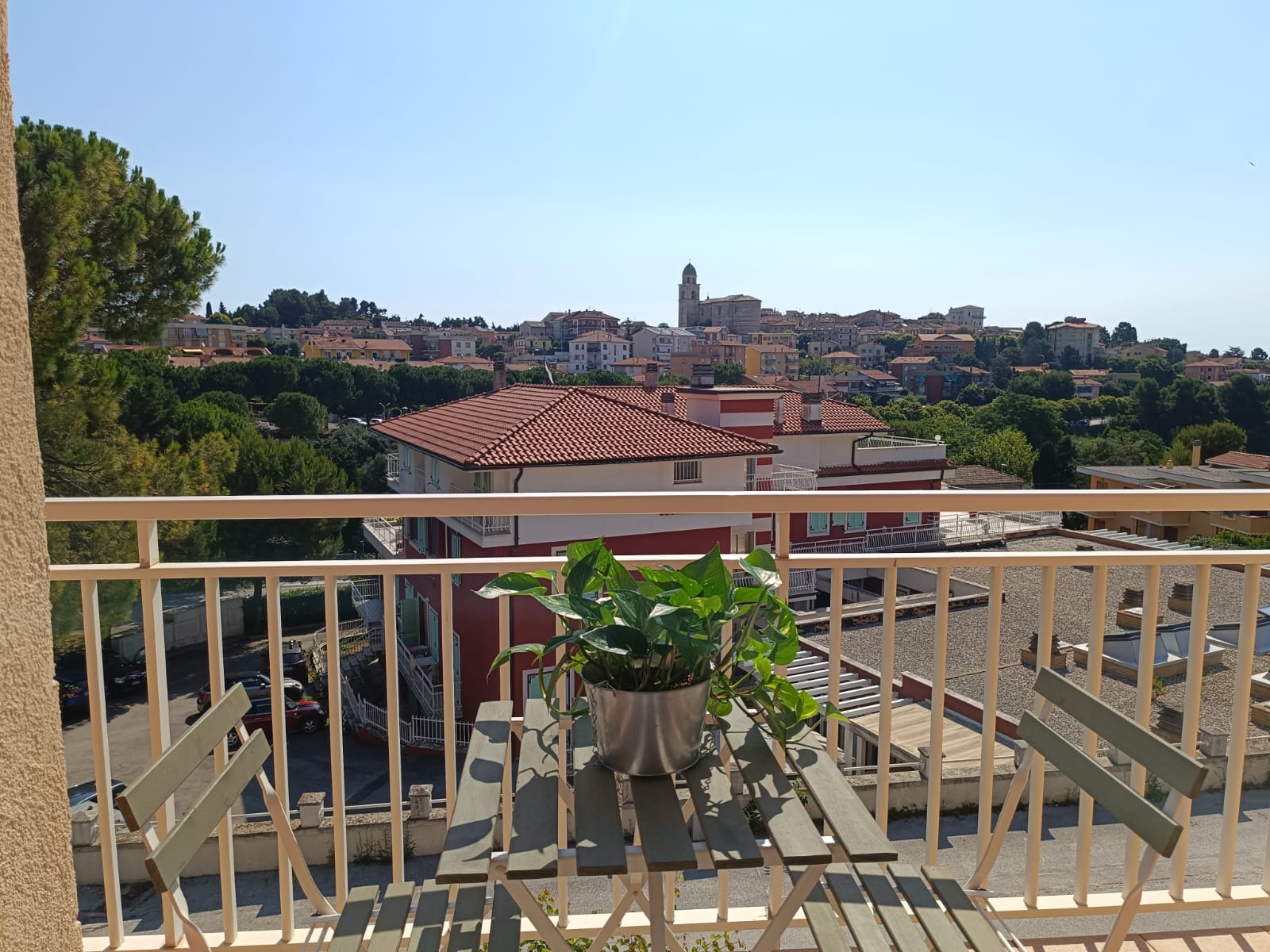 Apartment with a view in Sirolo. Free parking.