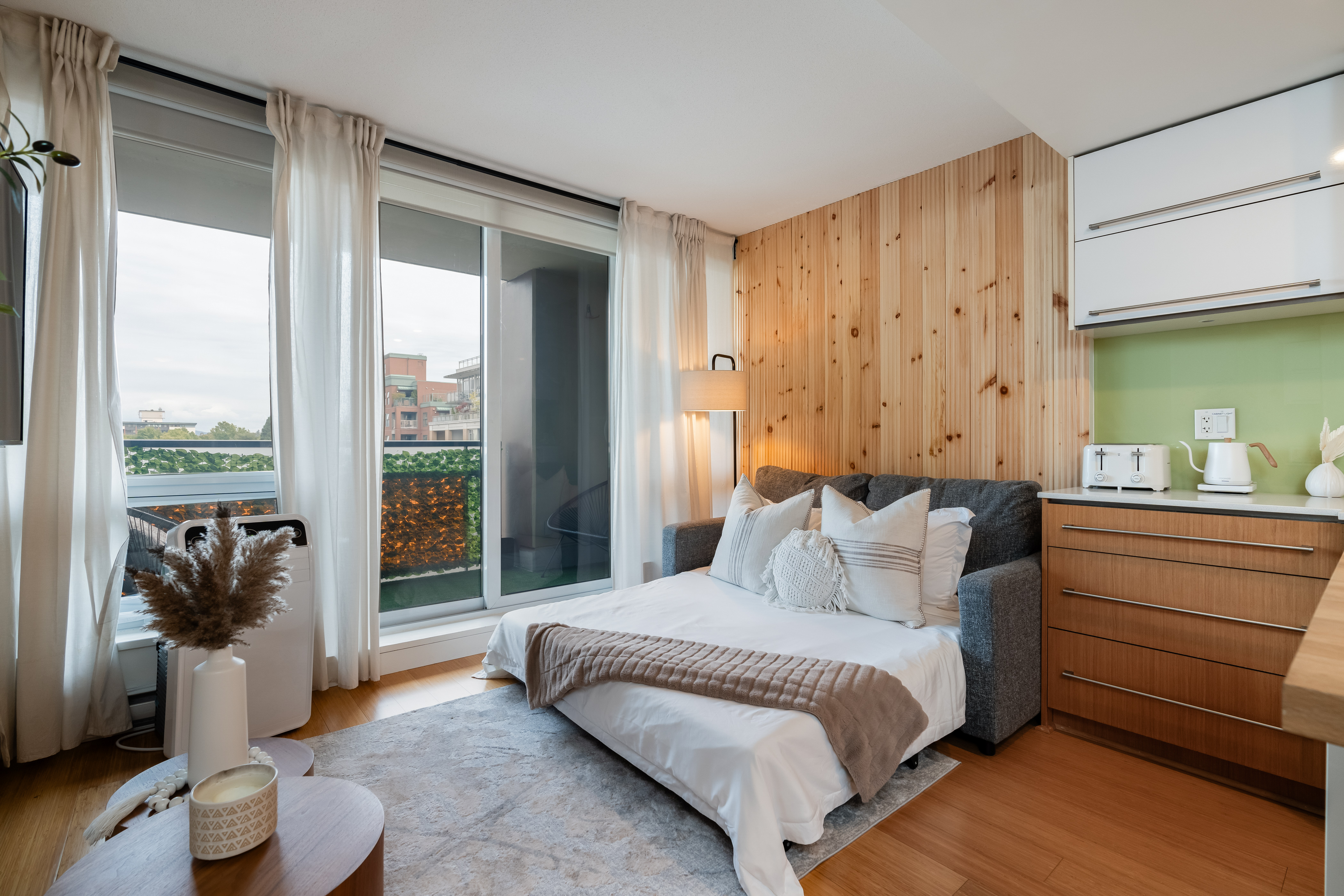 Chinatown 1-Bed Condo with Parking, Sleeps 4