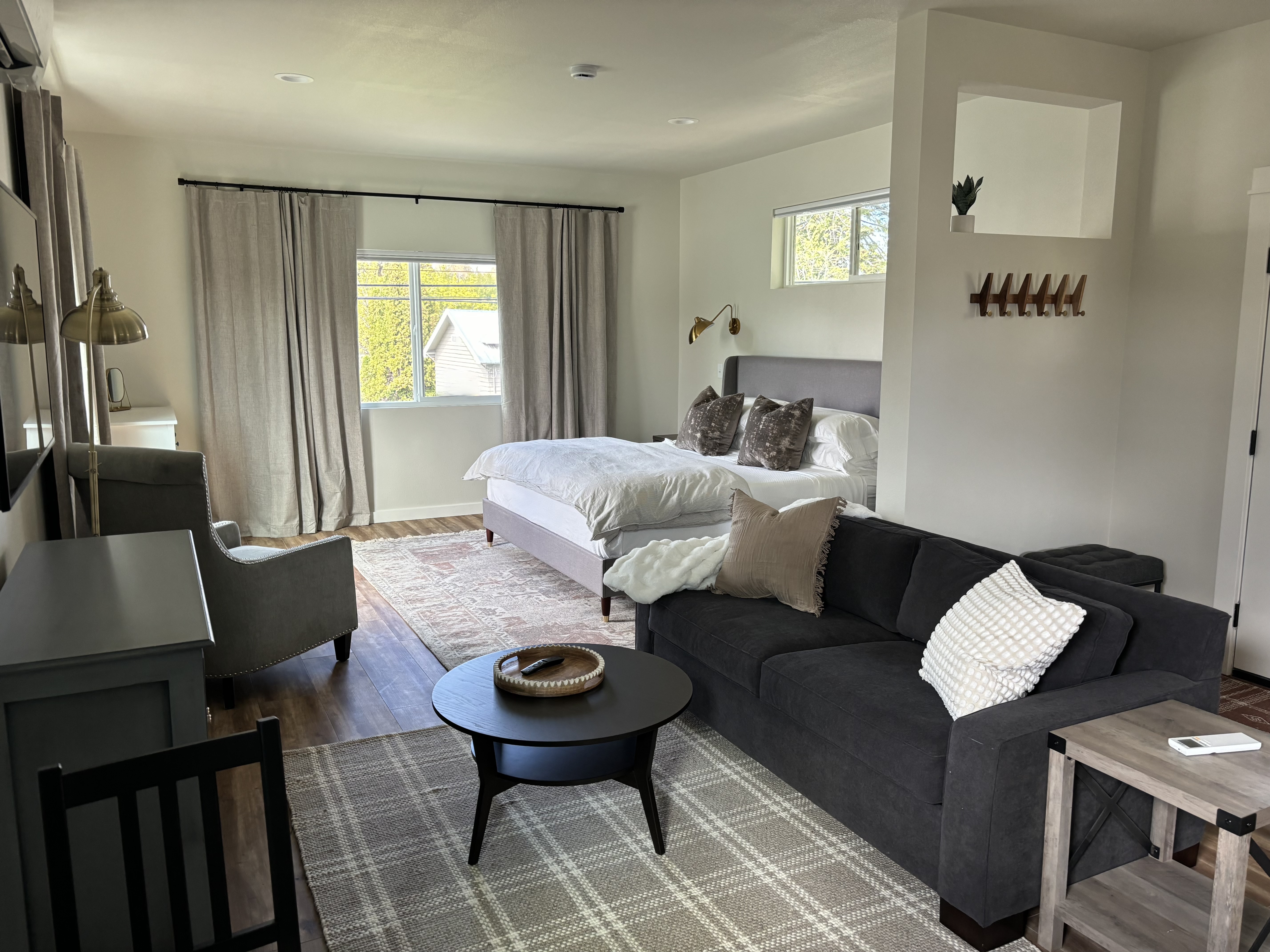 Alley Retreat: A Cozy & Centrally Located Studio