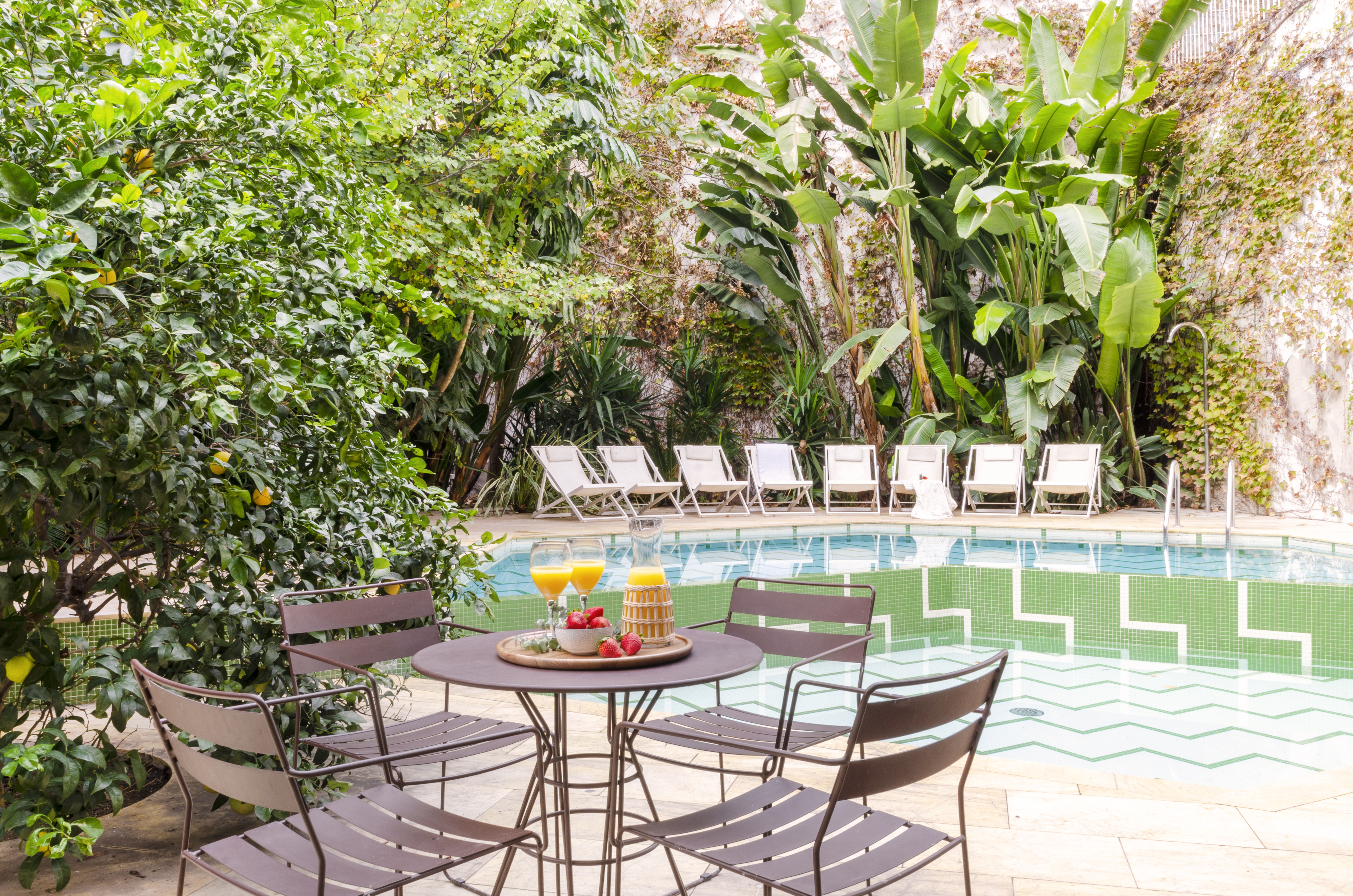 Cozy 2-bedroom apartment with garden and pool
