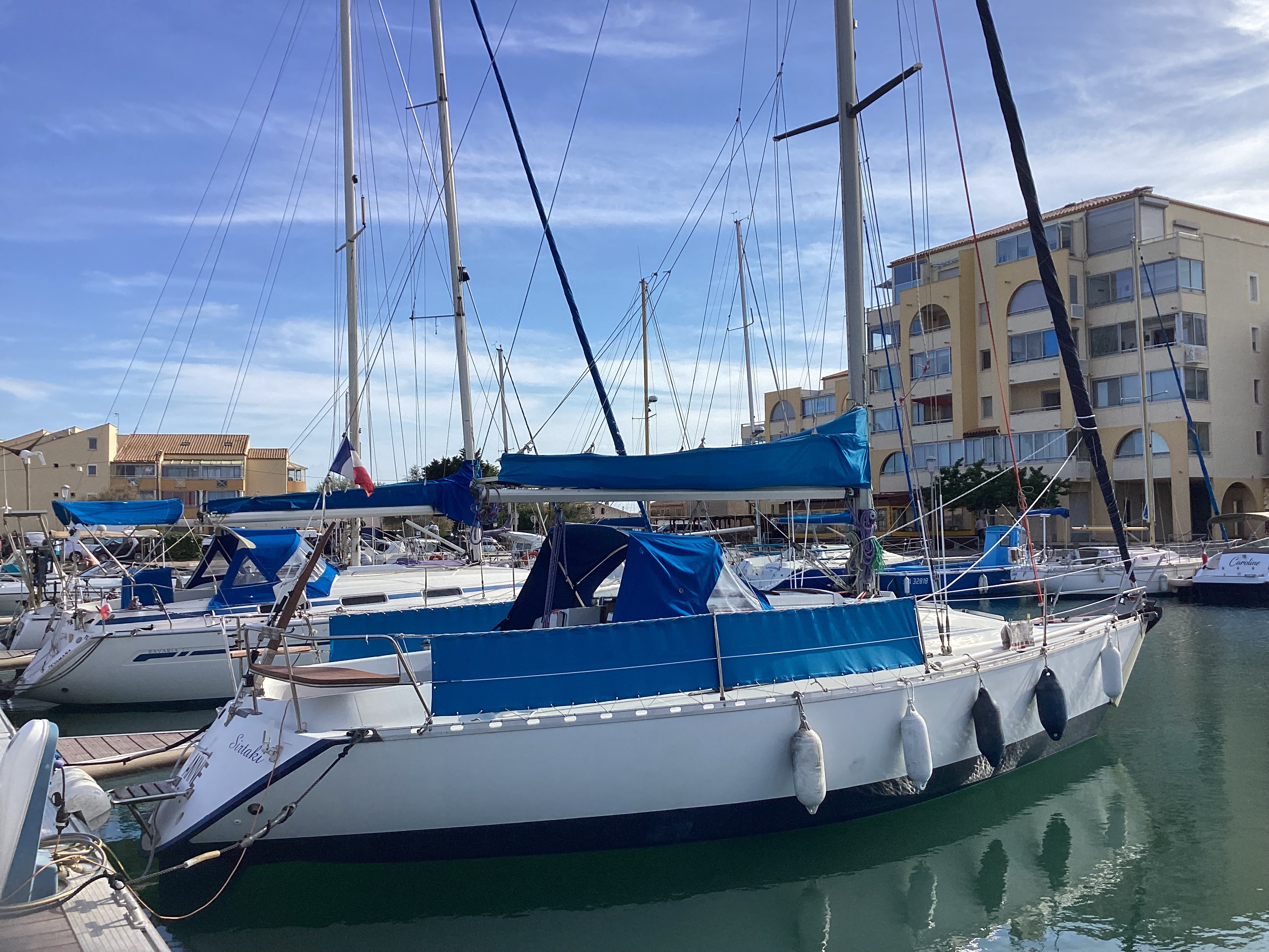 Small sailboat in Frontignan