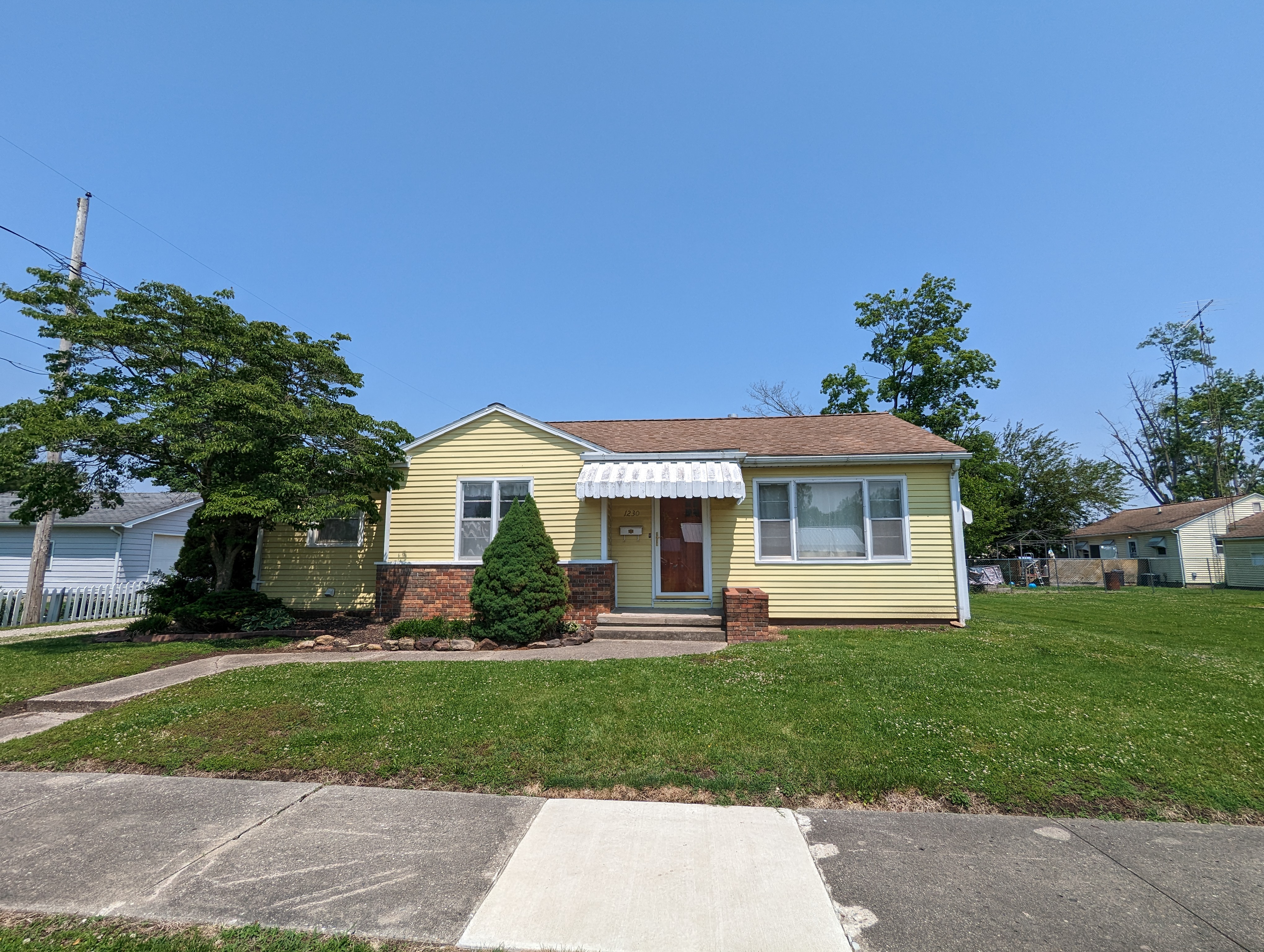 Charming 2 Bed, 1 Bath Home Centrally Located